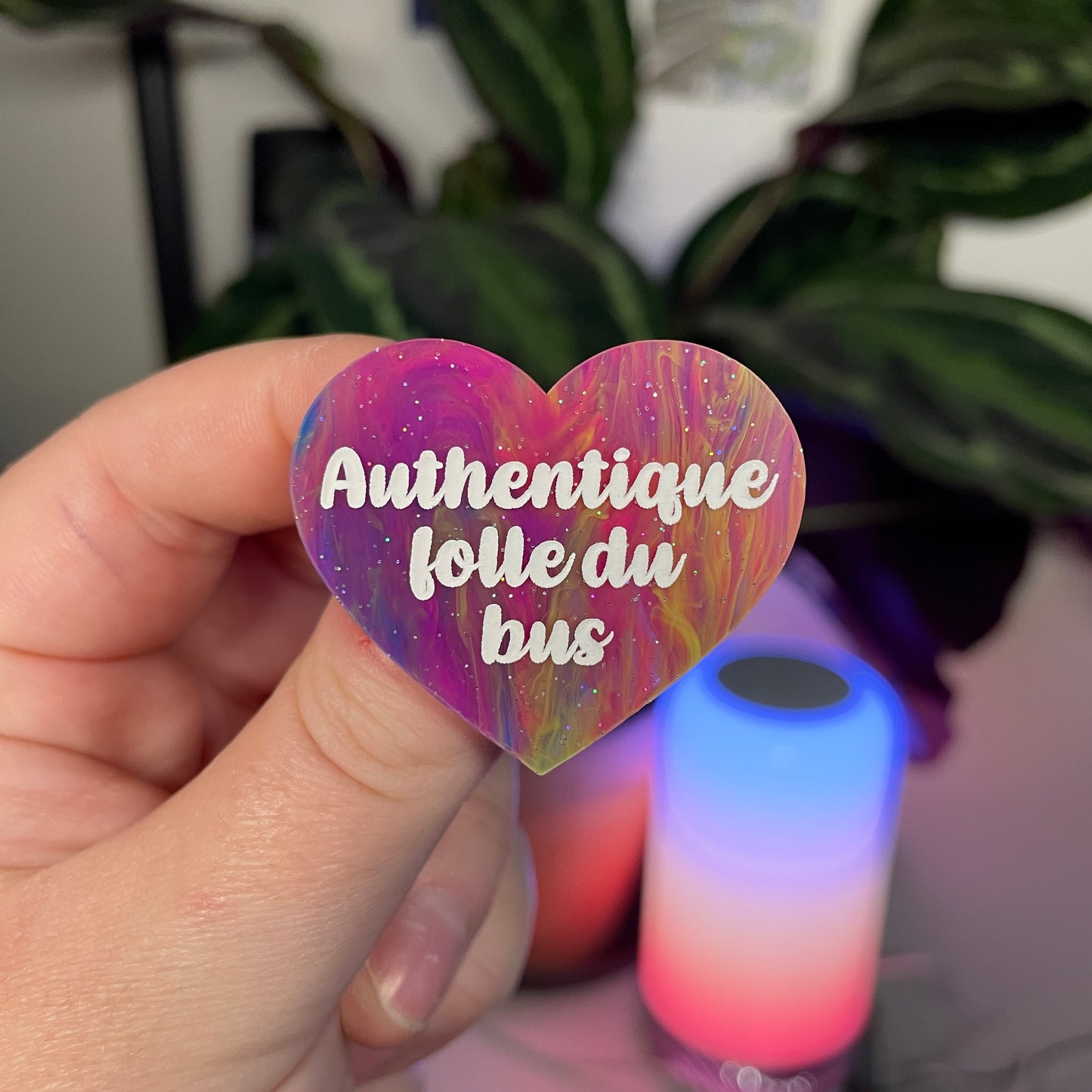 Broche "Authentique folle du bus" en acrylique marbrée multicolore