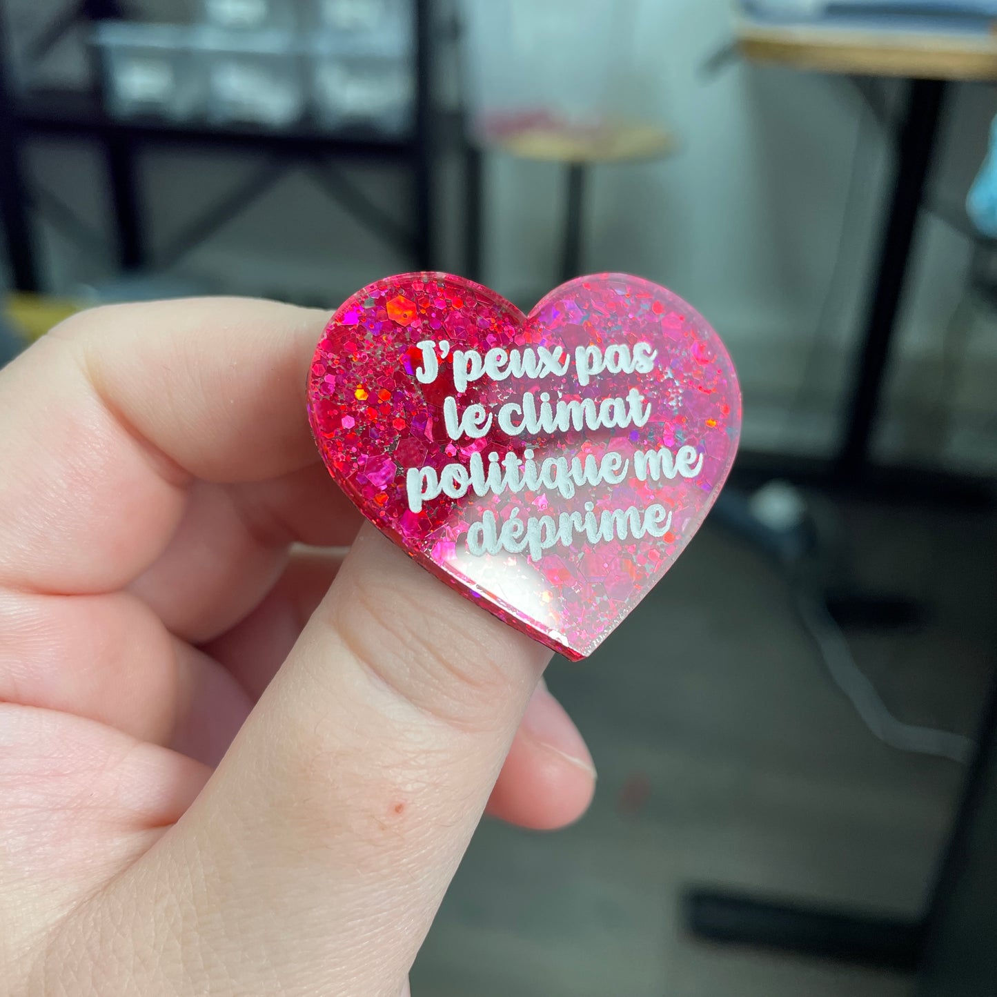 Broche "J'peux pas le climat politique me déprime" en acrylique à paillettes rouges