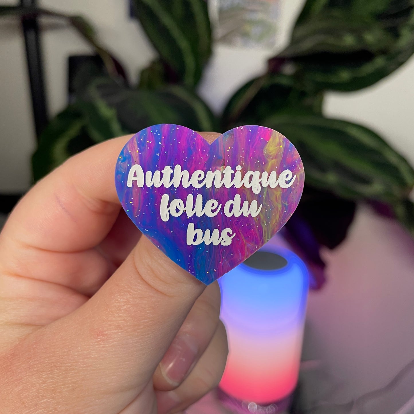Broche "Authentique folle du bus" en acrylique marbrée multicolore