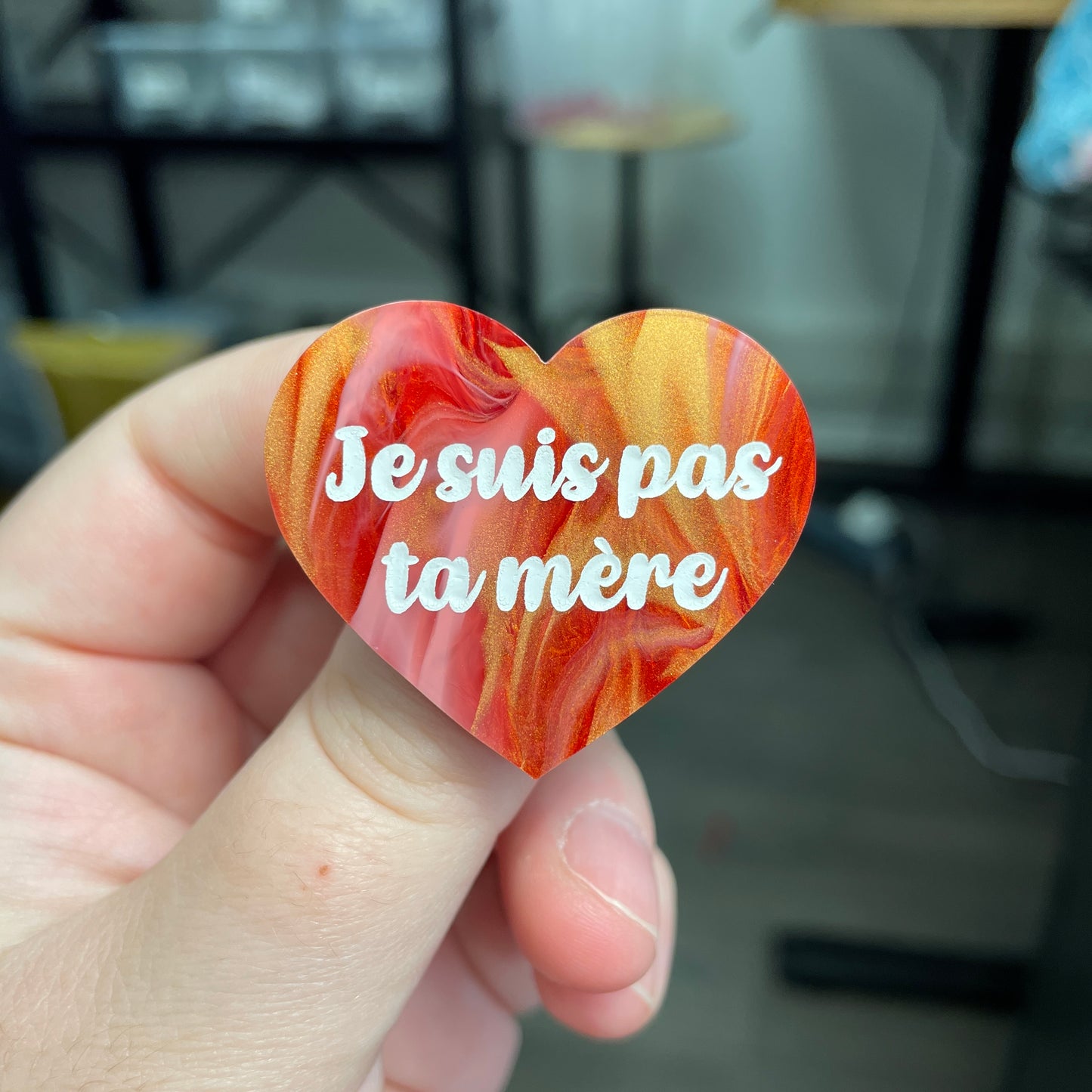 Broche "Je suis pas ta mère" en acrylique marbrée rouge, blanche et dorée