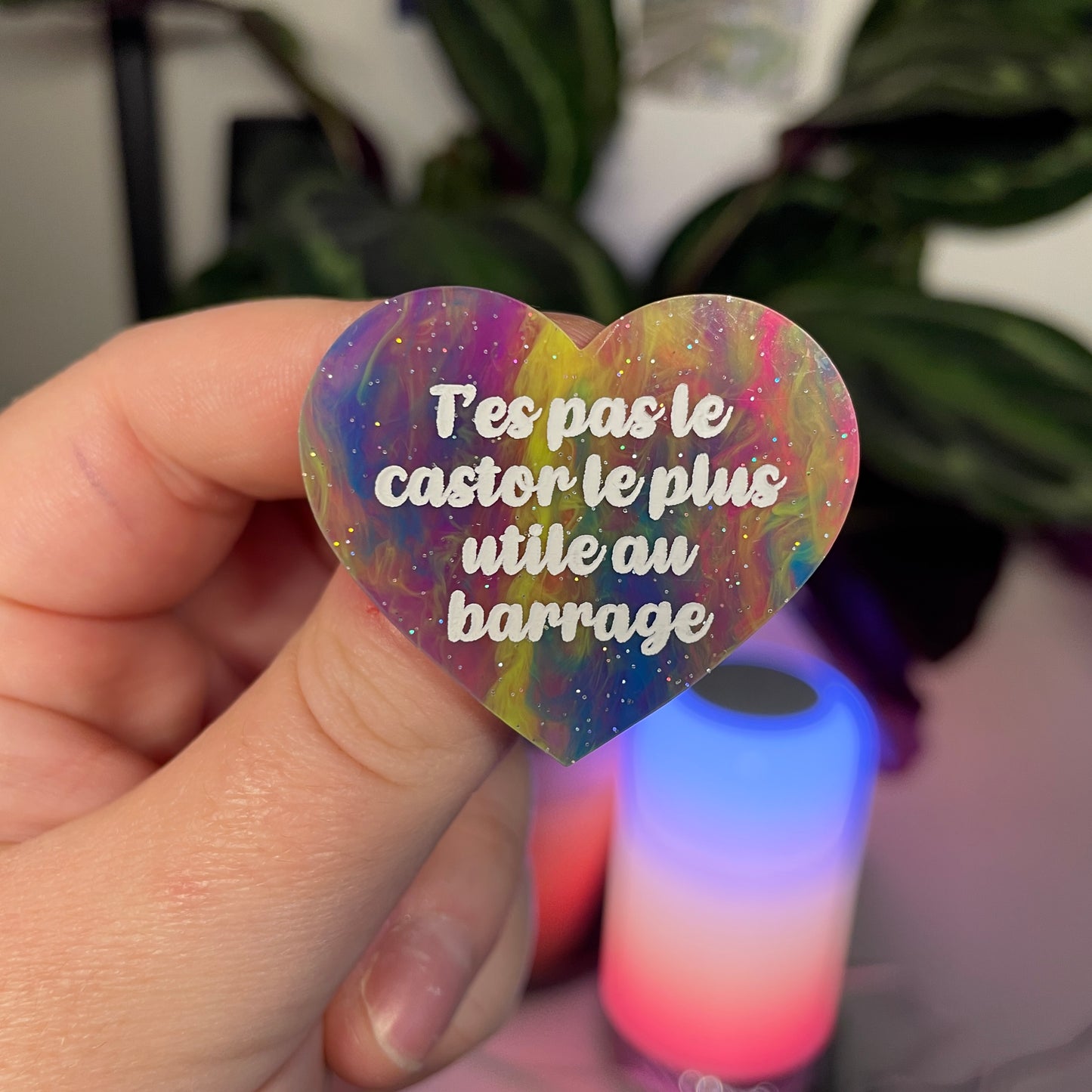 Broche "T'es pas le castor le plus utile au barrage" en acrylique marbrée multicolore