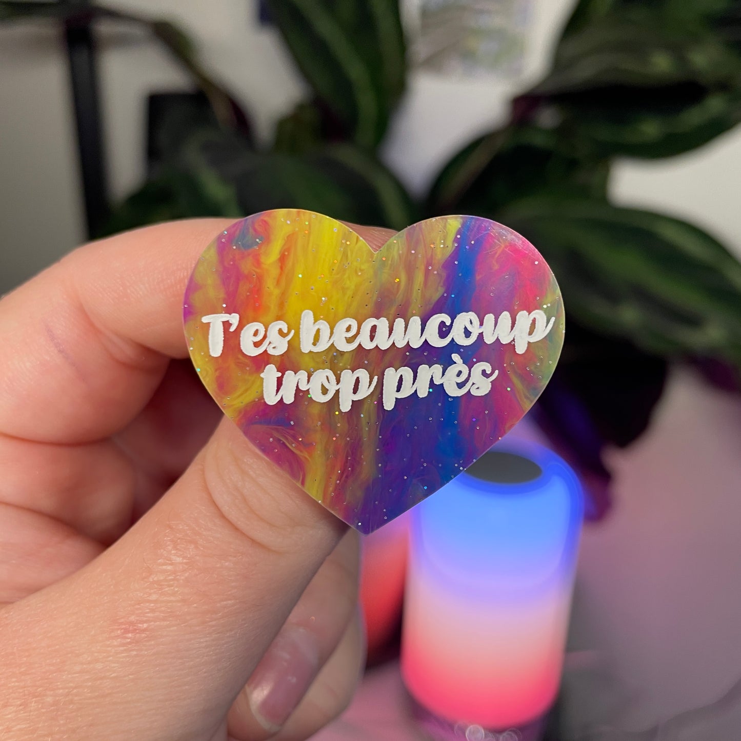 Broche "T'es beaucoup trop près" en acrylique marbrée multicolore