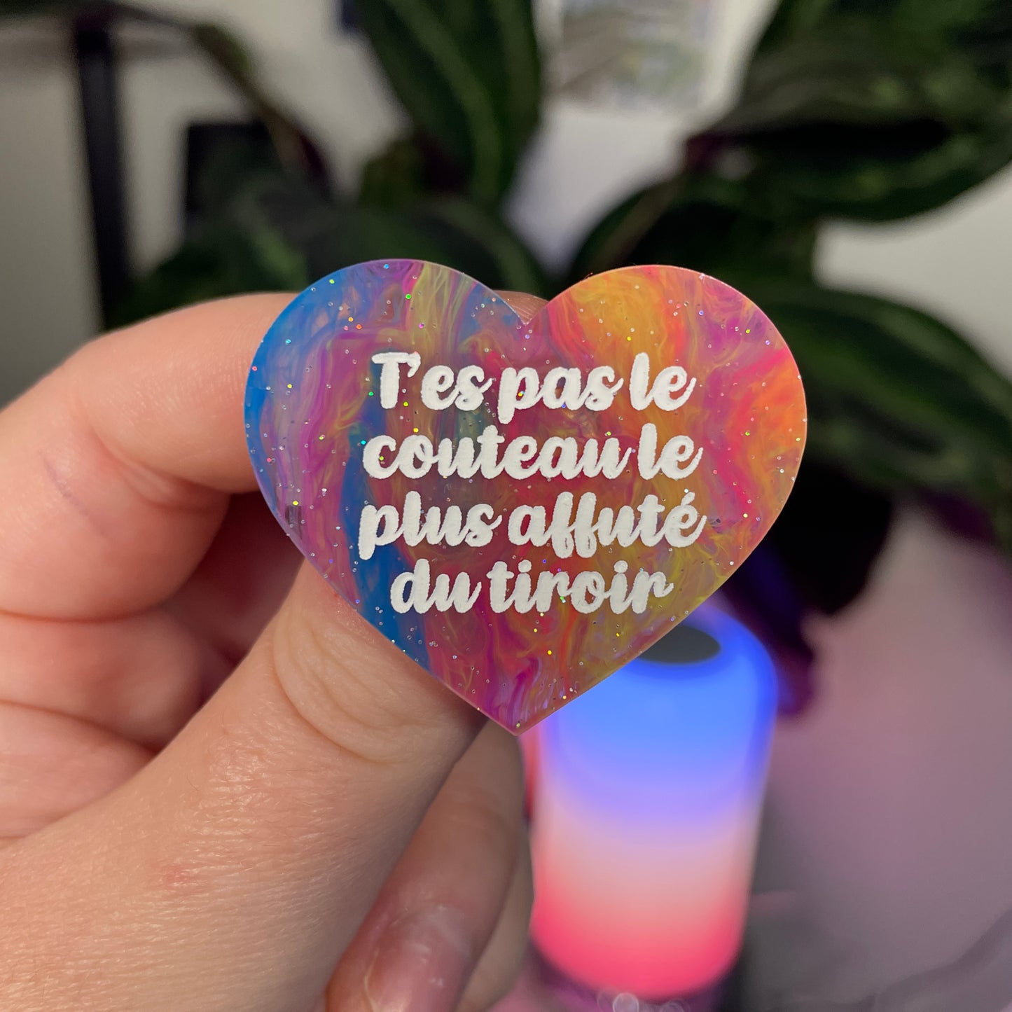 Broche "T'es pas le couteau le plus affuté du tiroir" en acrylique marbrée multicolore