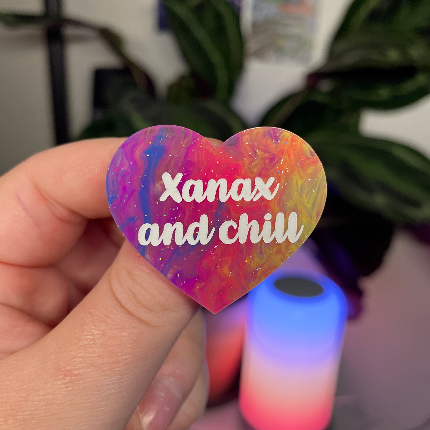 Broche "Xanax and chill" en acrylique marbrée multicolore