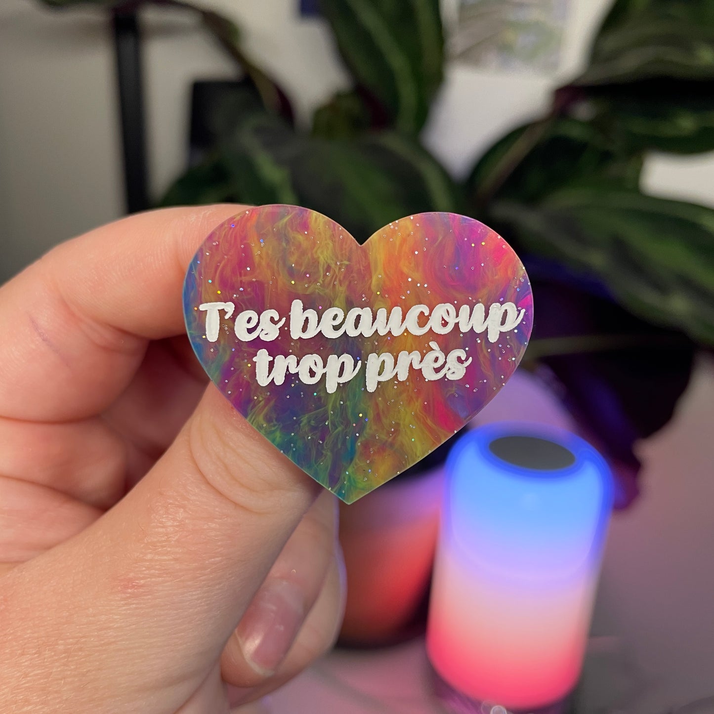 Broche "T'es beaucoup trop près" en acrylique marbrée multicolore
