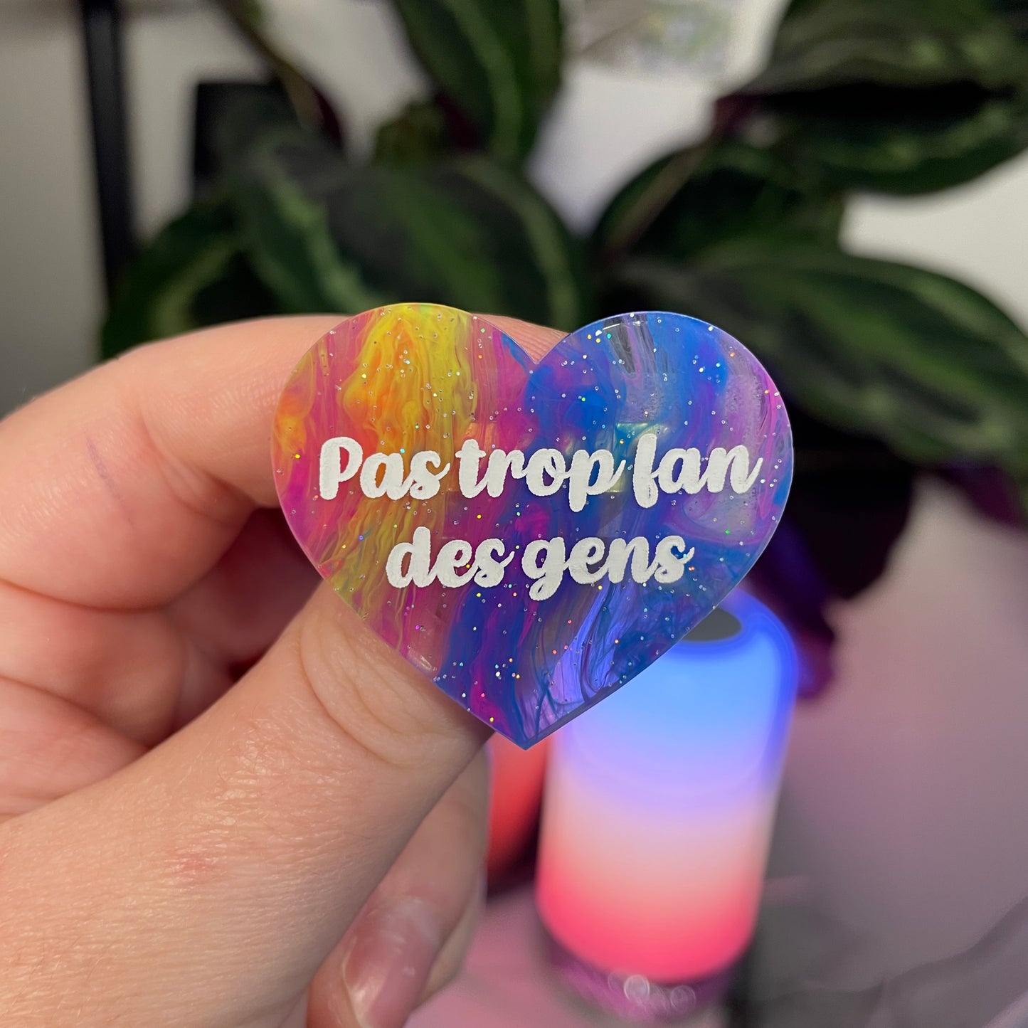 Broche "Pas trop fan des gens" en acrylique marbrée multicolore