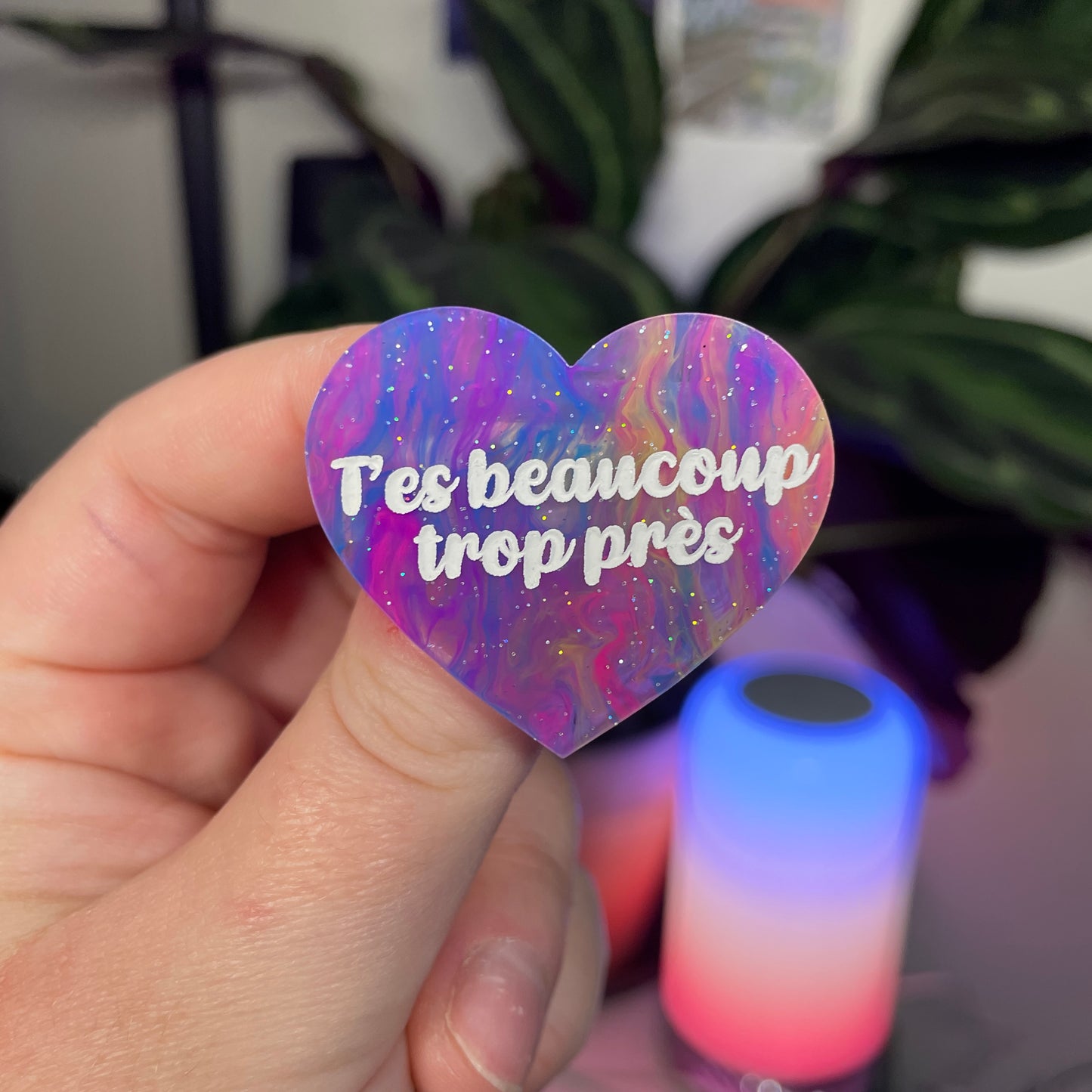 Broche "T'es beaucoup trop près" en acrylique marbrée multicolore
