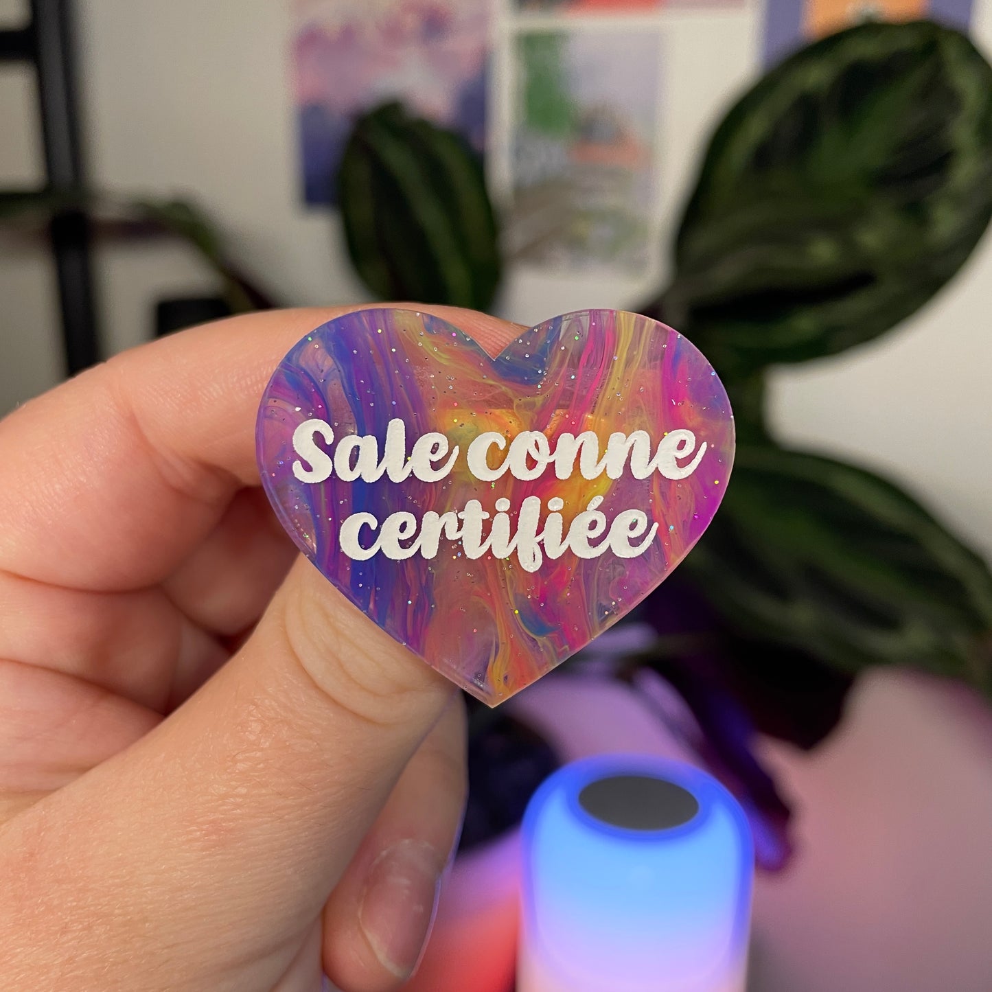 Broche "Sale conne certifiée" en acrylique marbrée multicolore