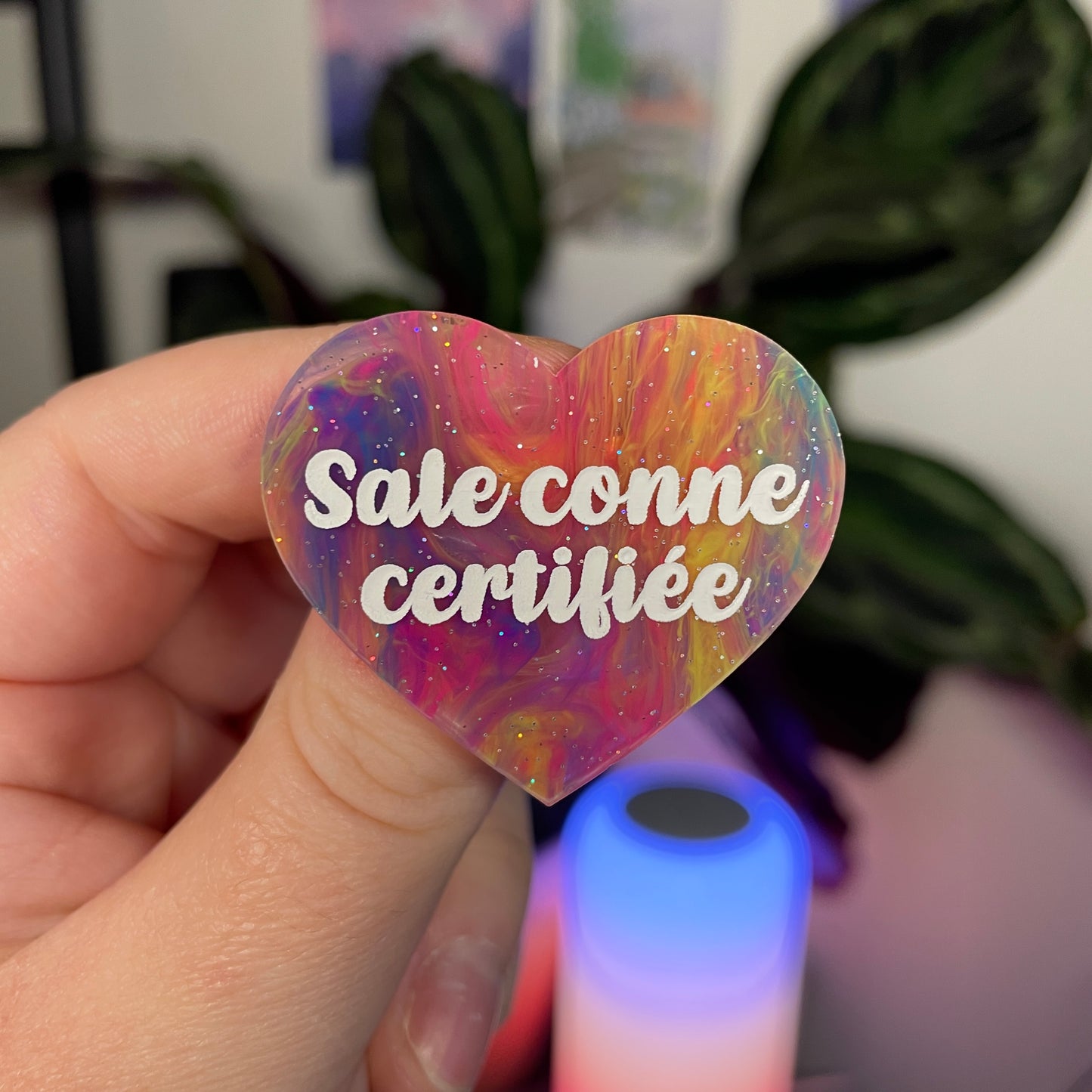 Broche "Sale conne certifiée" en acrylique marbrée multicolore