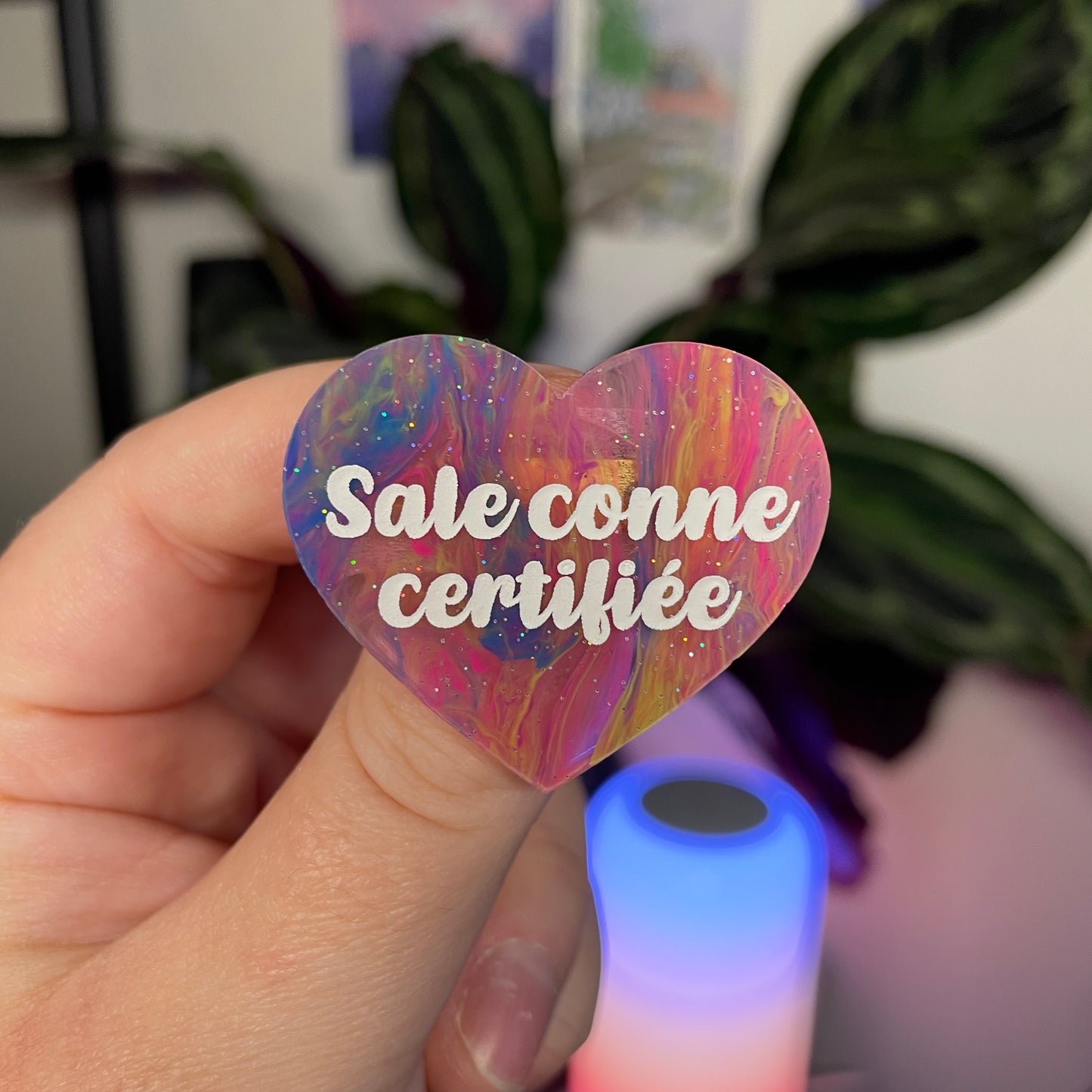 Broche "Sale conne certifiée" en acrylique marbrée multicolore