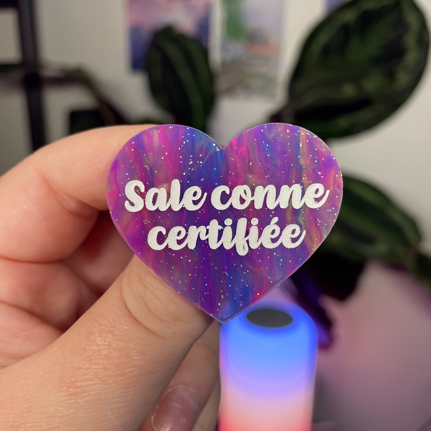 Broche "Sale conne certifiée" en acrylique marbrée multicolore