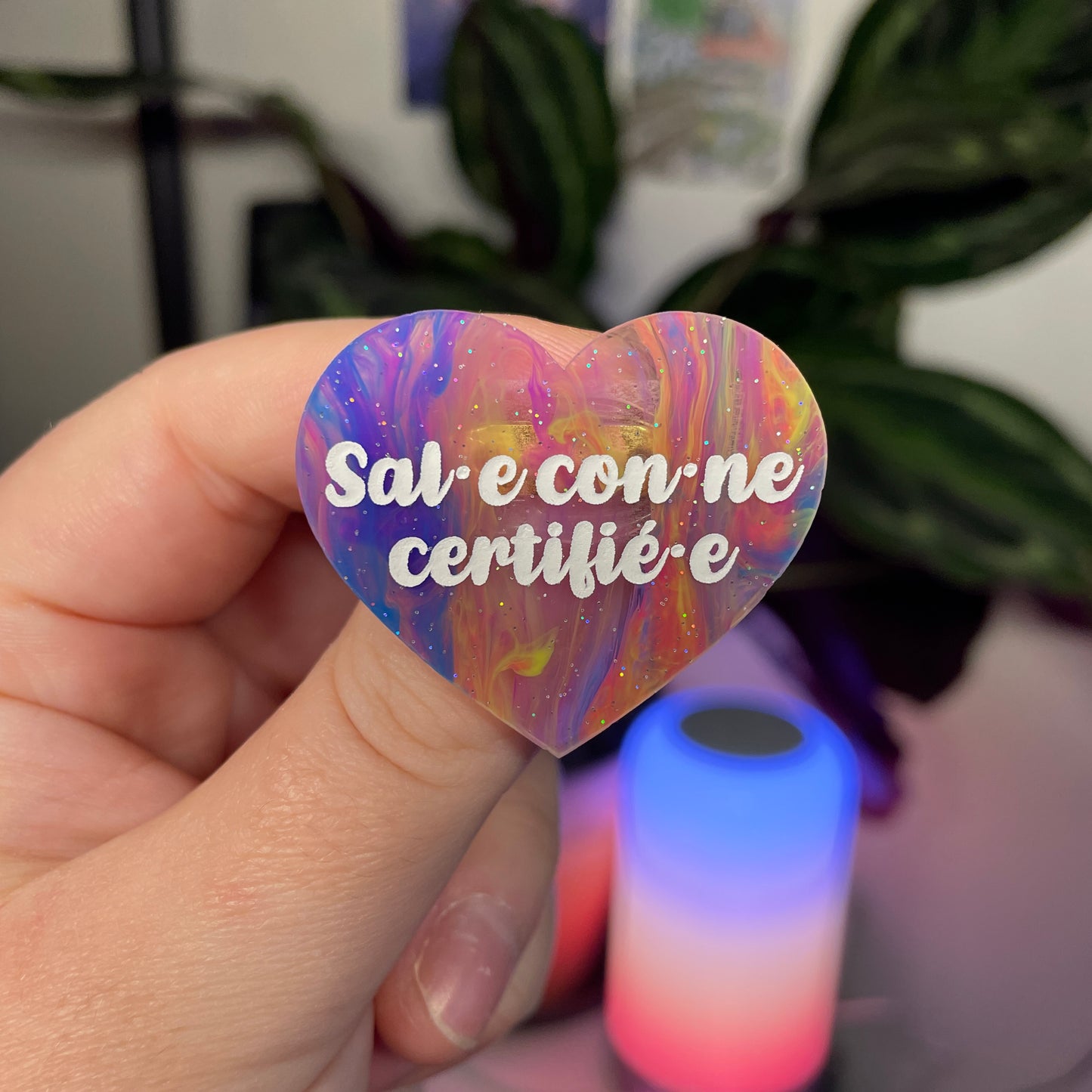 Broche "Sal.e con.ne certifié.e (inclusif)" en acrylique marbrée multicolore