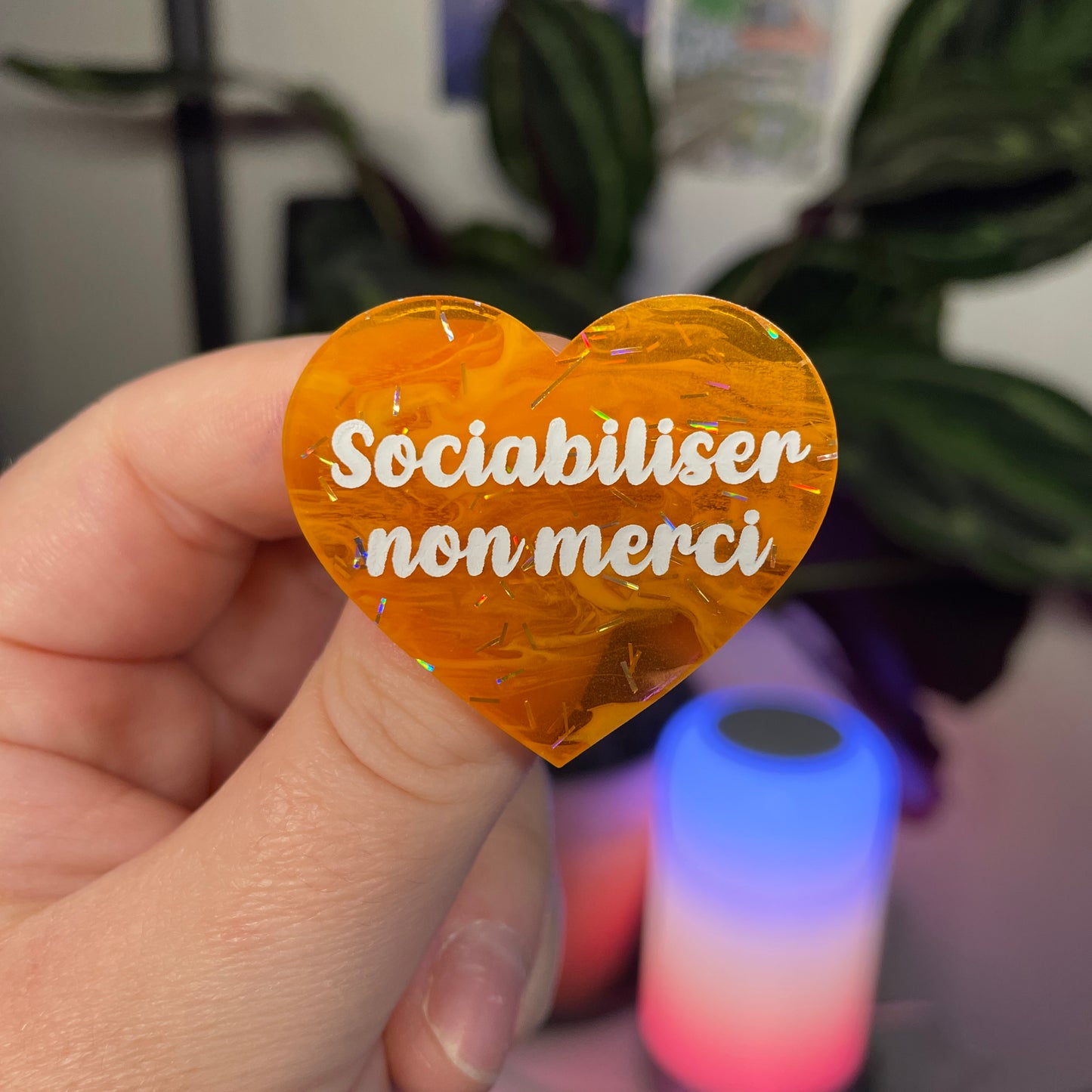Broche "Sociabiliser non merci" en acrylique japonaise semi transparente marbrée orange