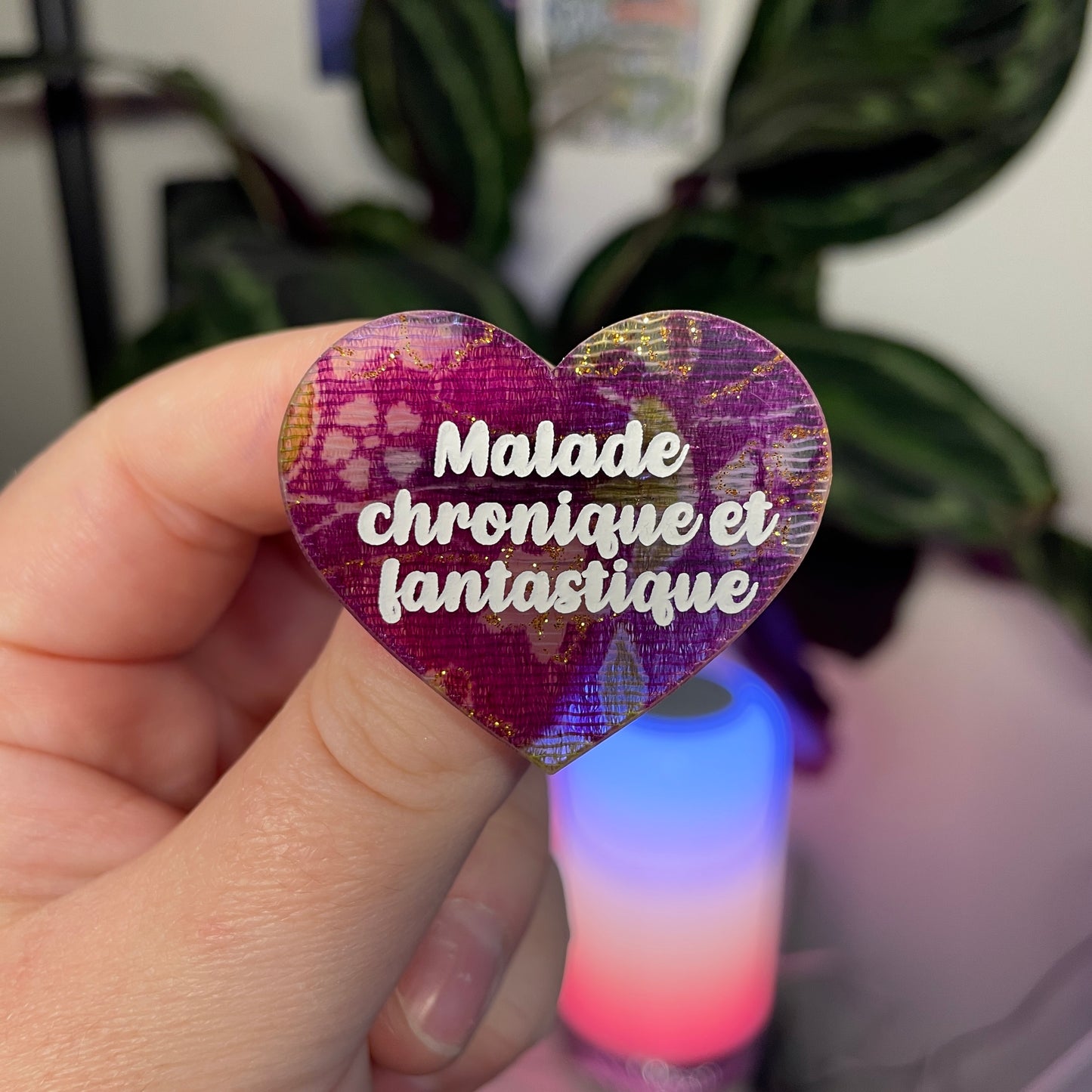 Broche "Malade chronique et fantastique" en acrylique japonaise avec du tissu à paillettes