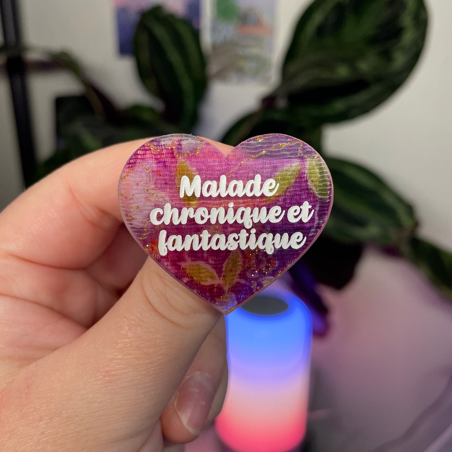 Broche "Malade chronique et fantastique" en acrylique japonaise avec du tissu à paillettes