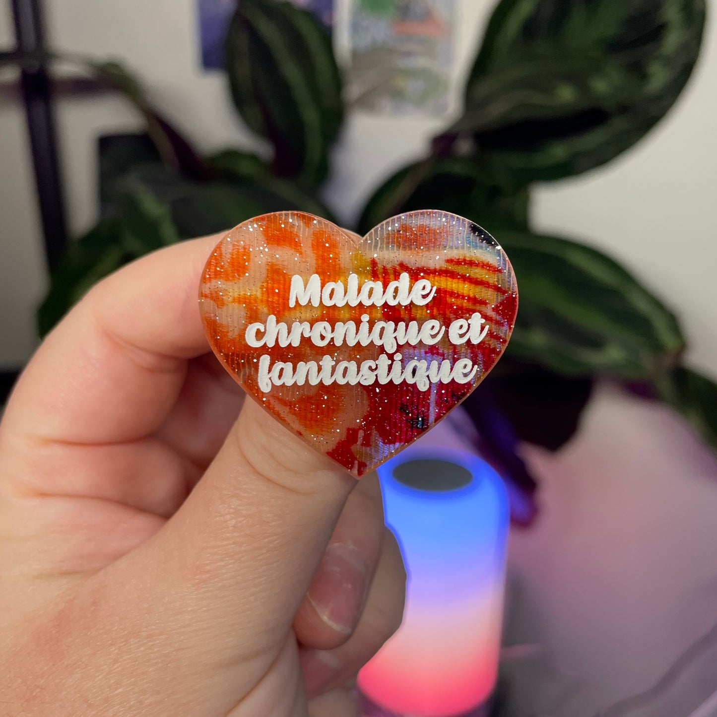 Broche "Malade chronique et fantastique" en acrylique japonaise avec du tissu à paillettes