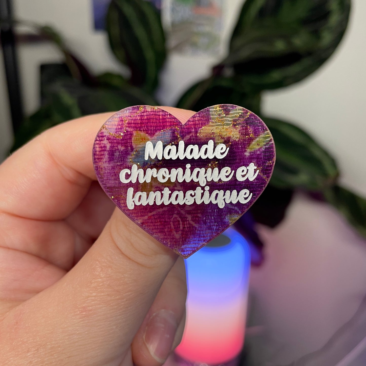 Broche "Malade chronique et fantastique" en acrylique japonaise avec du tissu à paillettes