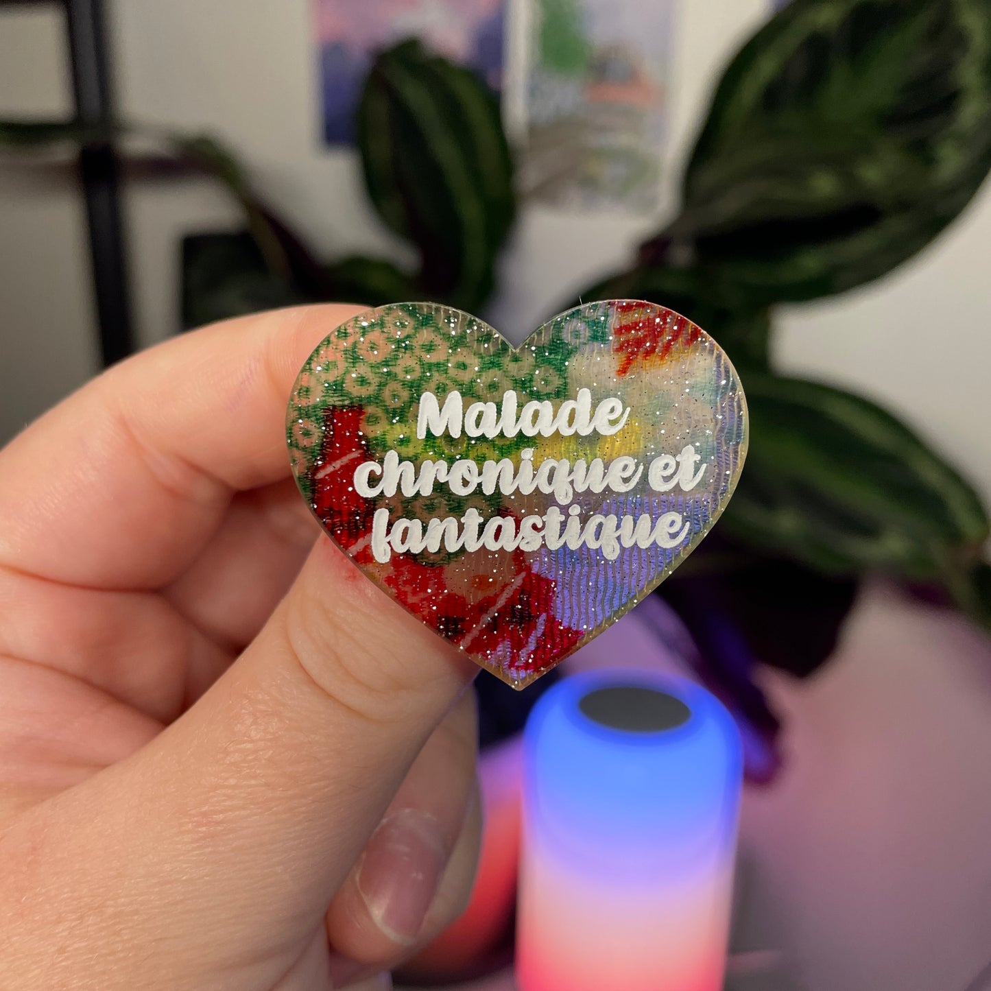 Broche "Malade chronique et fantastique" en acrylique japonaise avec du tissu à paillettes