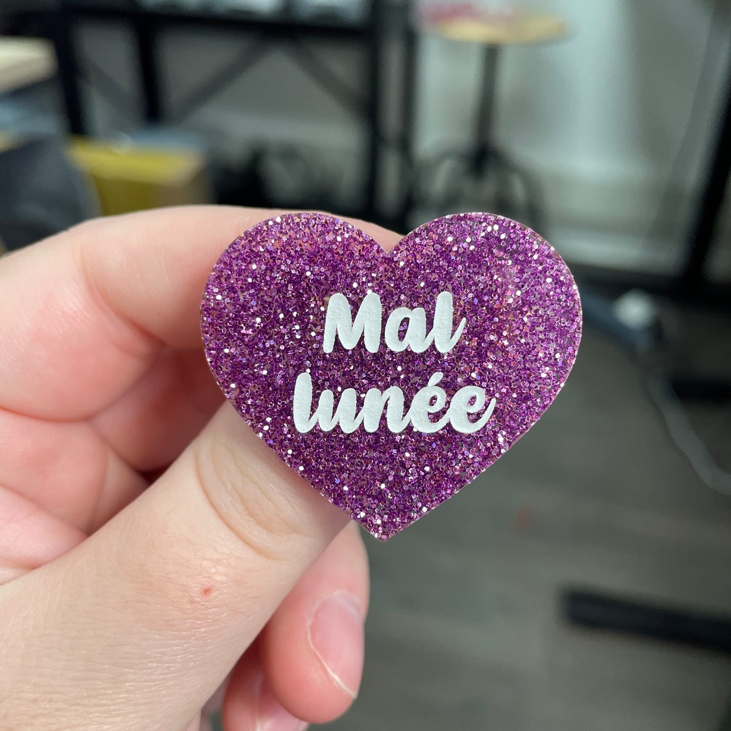 Broche "Mal lunée" en acrylique à paillettes violettes