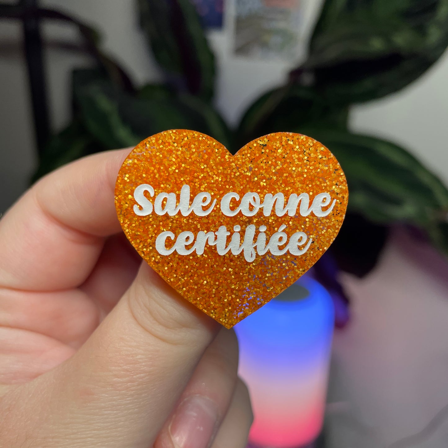 Broche "Sale conne certifiée" en acrylique à paillettes oranges
