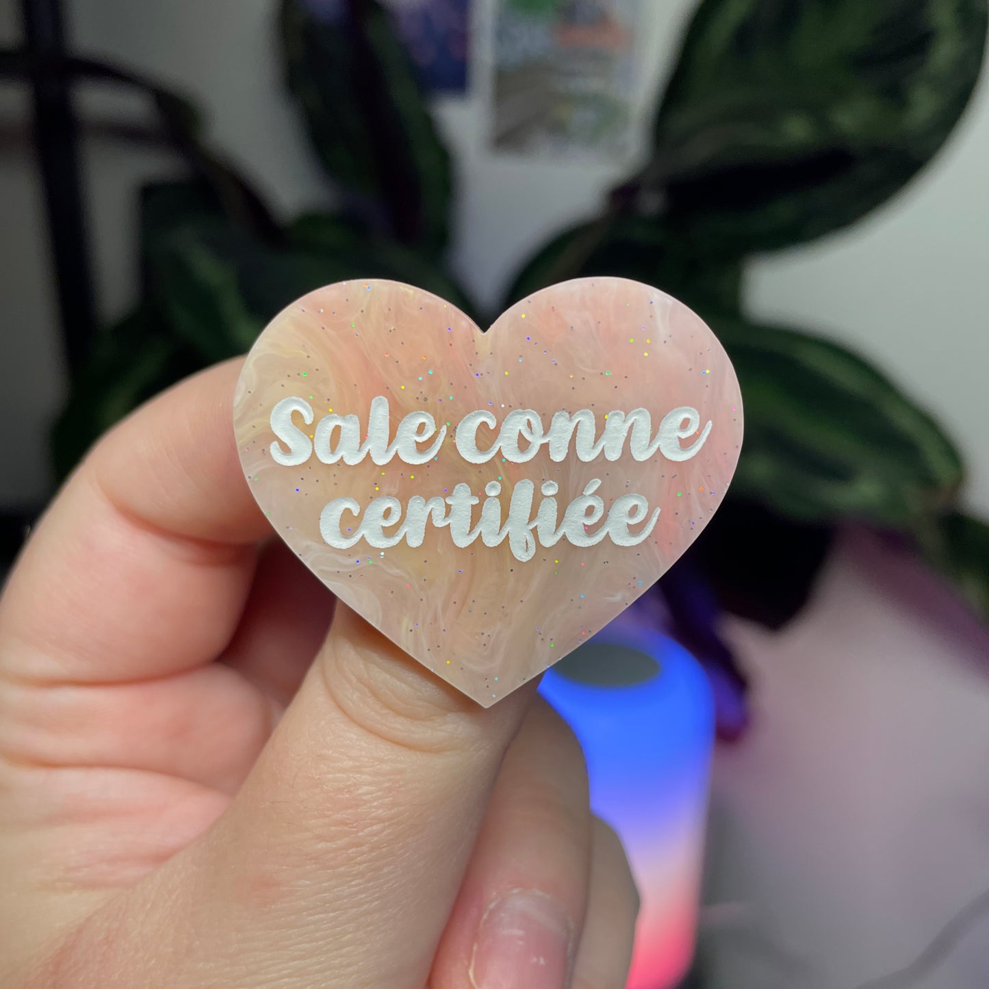 Broche "Sale conne certifiée" en acrylique marbrée corail, orange et jaune
