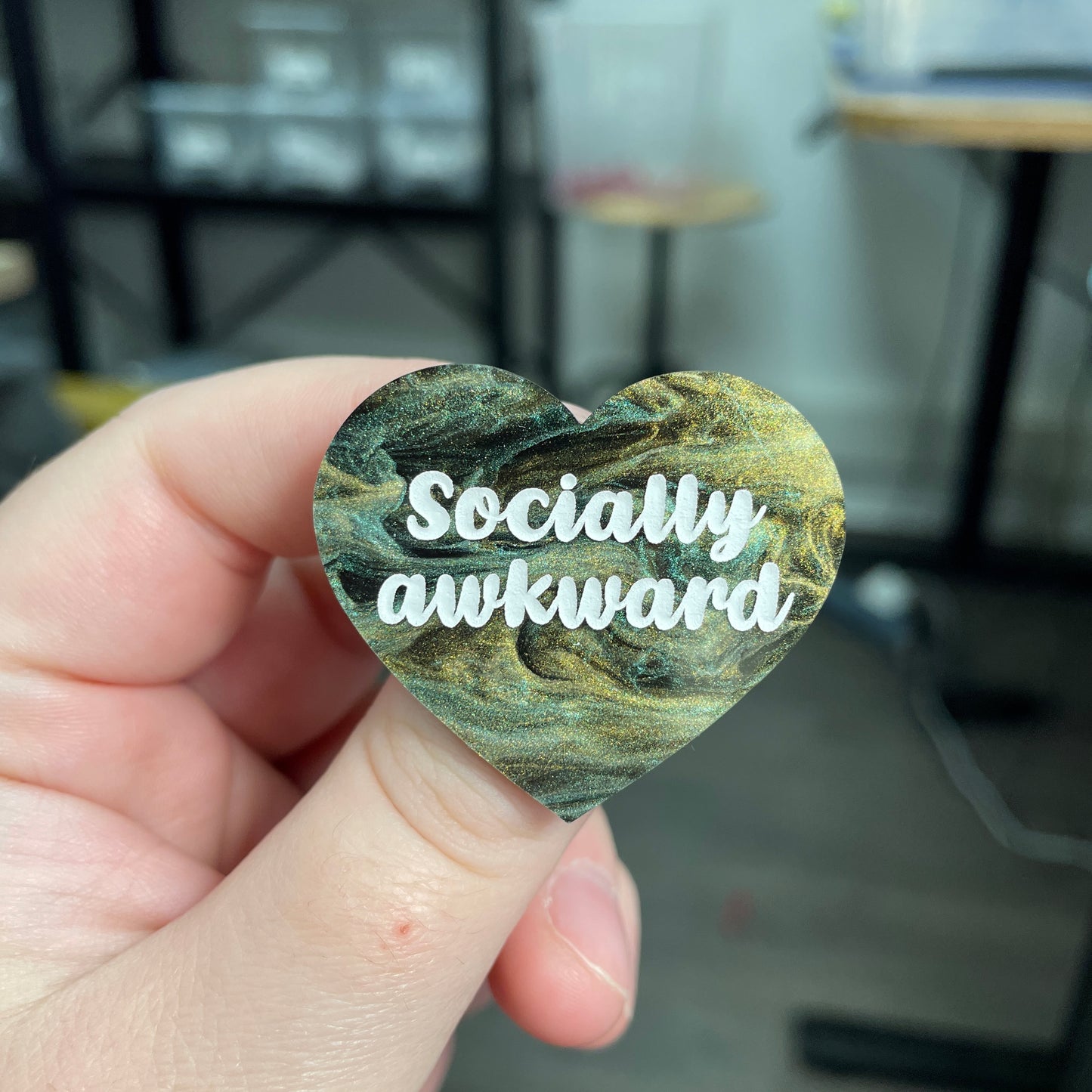 Broche "Socially awkward" en acrylique marbrée verte, noire et dorée