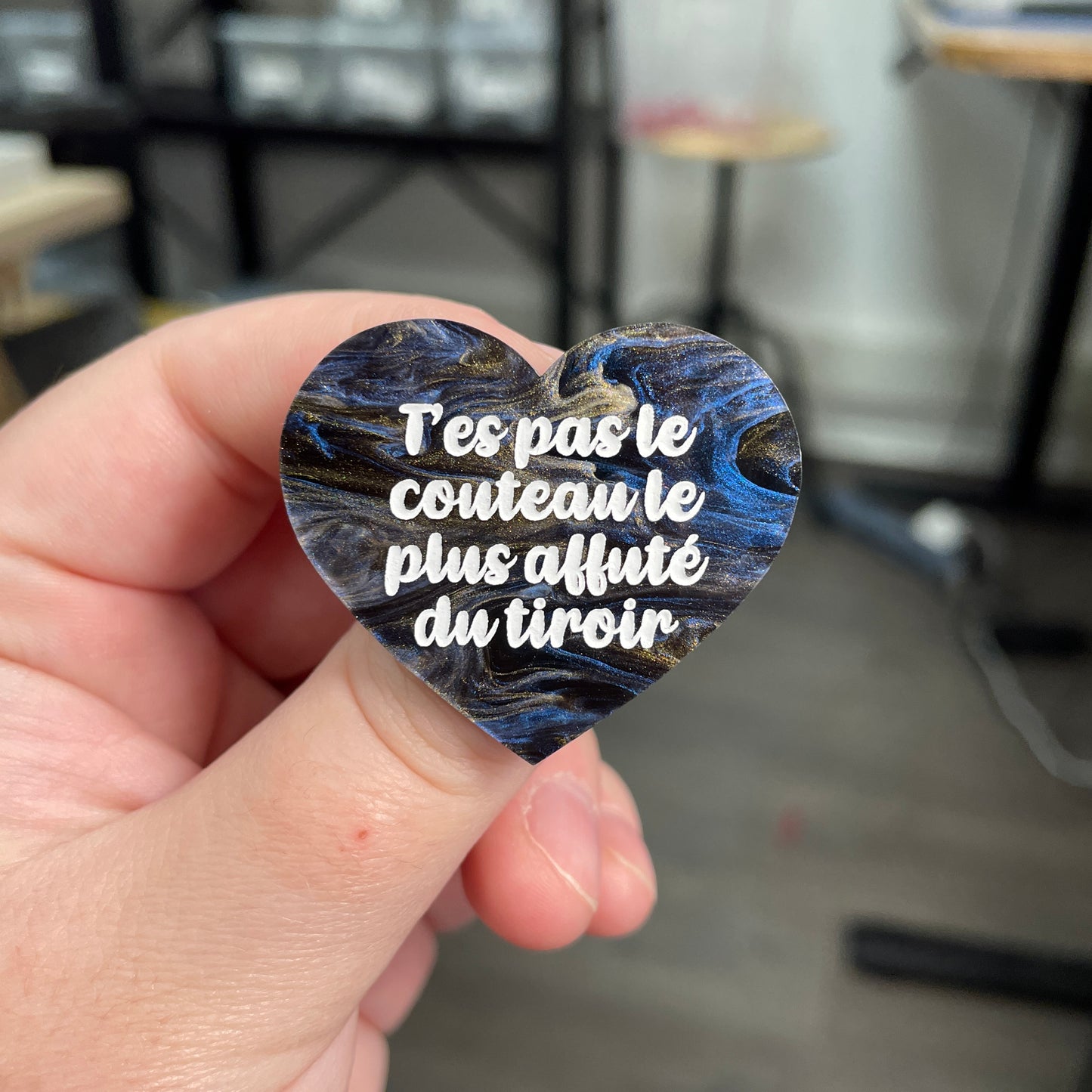Broche "T'es pas le couteau le plus affuté du tiroir" en acrylique marbrée bleue et dorée à paillettes