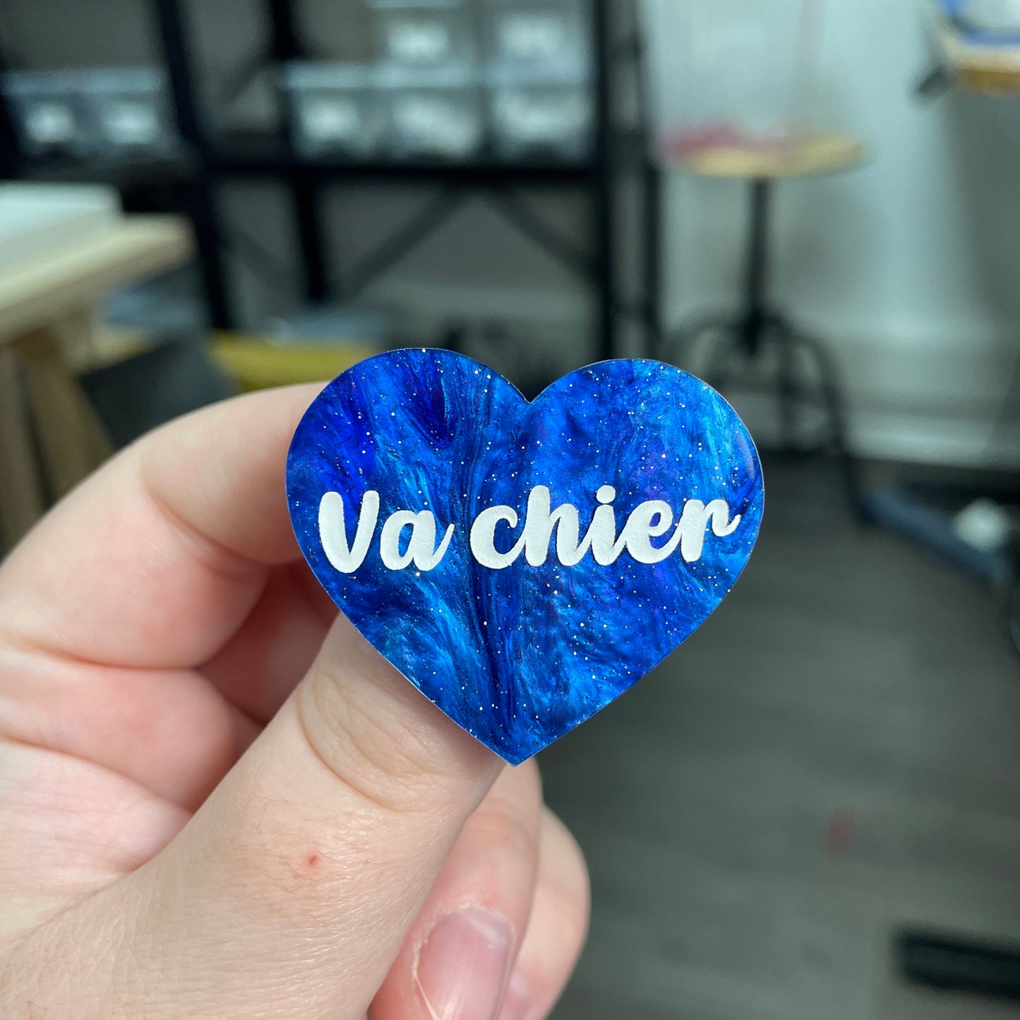 Broche "Va chier" en acrylique marbrée bleue à paillettes
