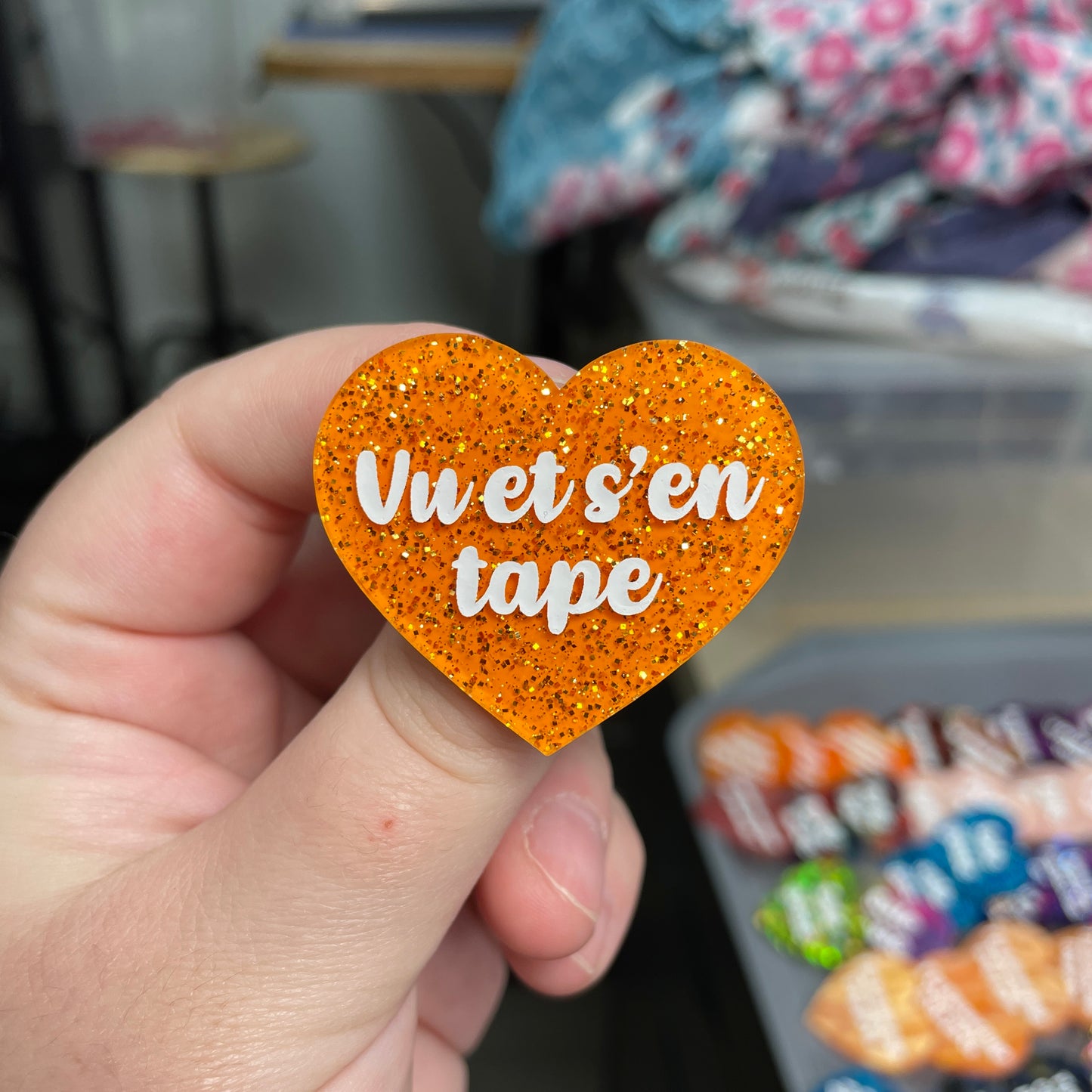 Broche "Vu et s'en tape" en acrylique japonaise à paillettes oranges