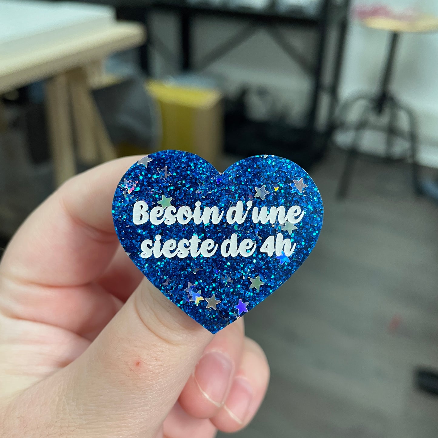 Broche "Besoin d'une sieste de 4h" en acrylique à paillettes bleues et étoiles