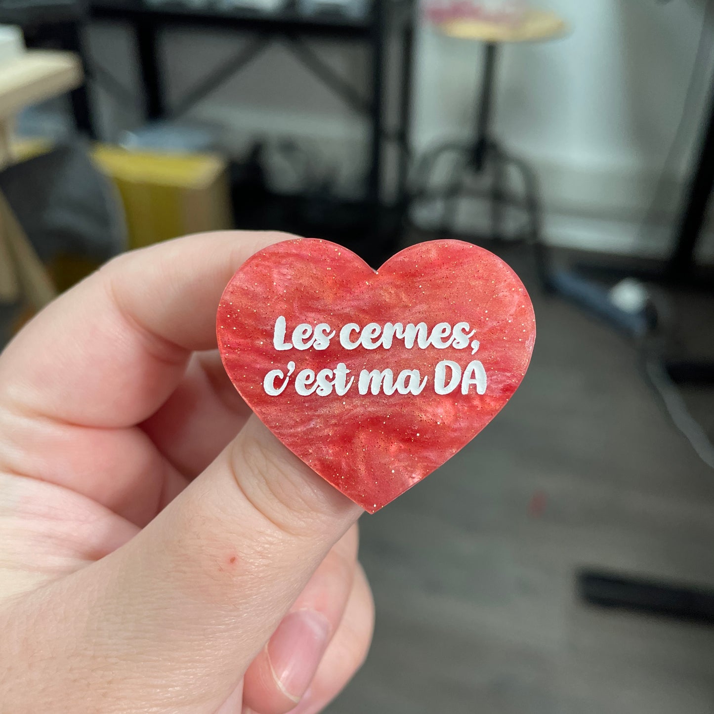 Broche "Les cernes c'est ma DA" en acrylique marbrée rose à paillettes
