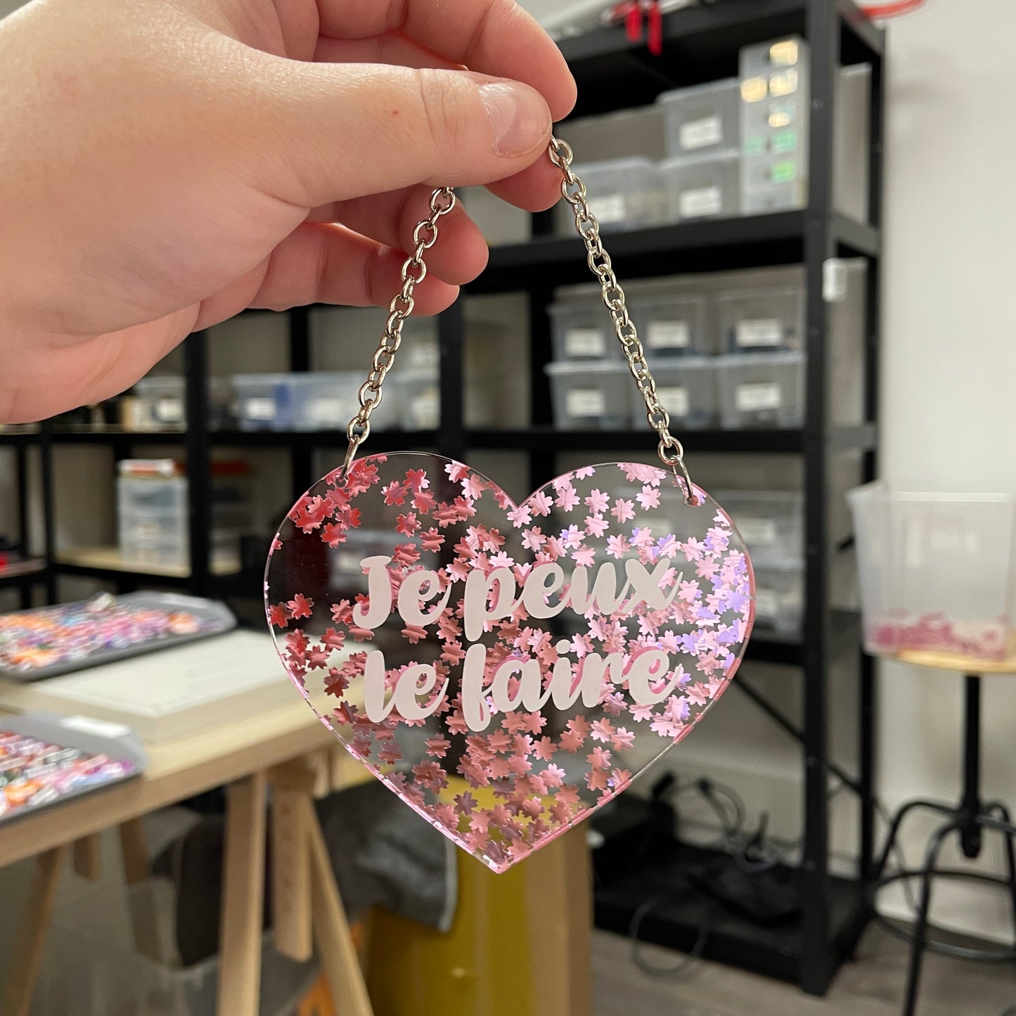 Mini murale "Je peux le faire" en acrylique transparente avec des confettis fleurs de cerisier