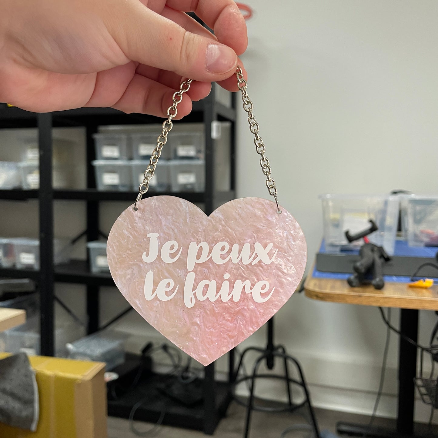 Mini murale "Je peux le faire" en acrylique marbrée rose à paillettes