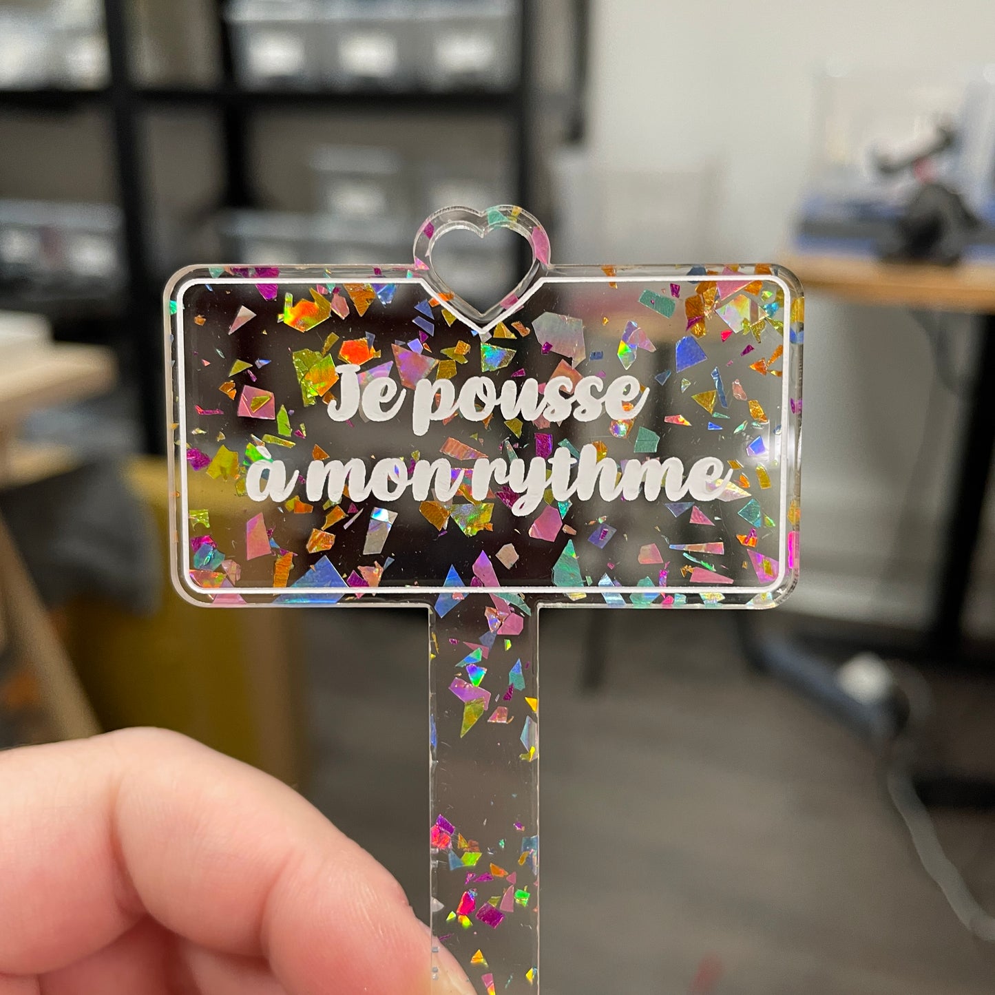 Pic à plante "Je pousse à mon rythme" en acrylique transparente avec des éclats de confettis multicolores