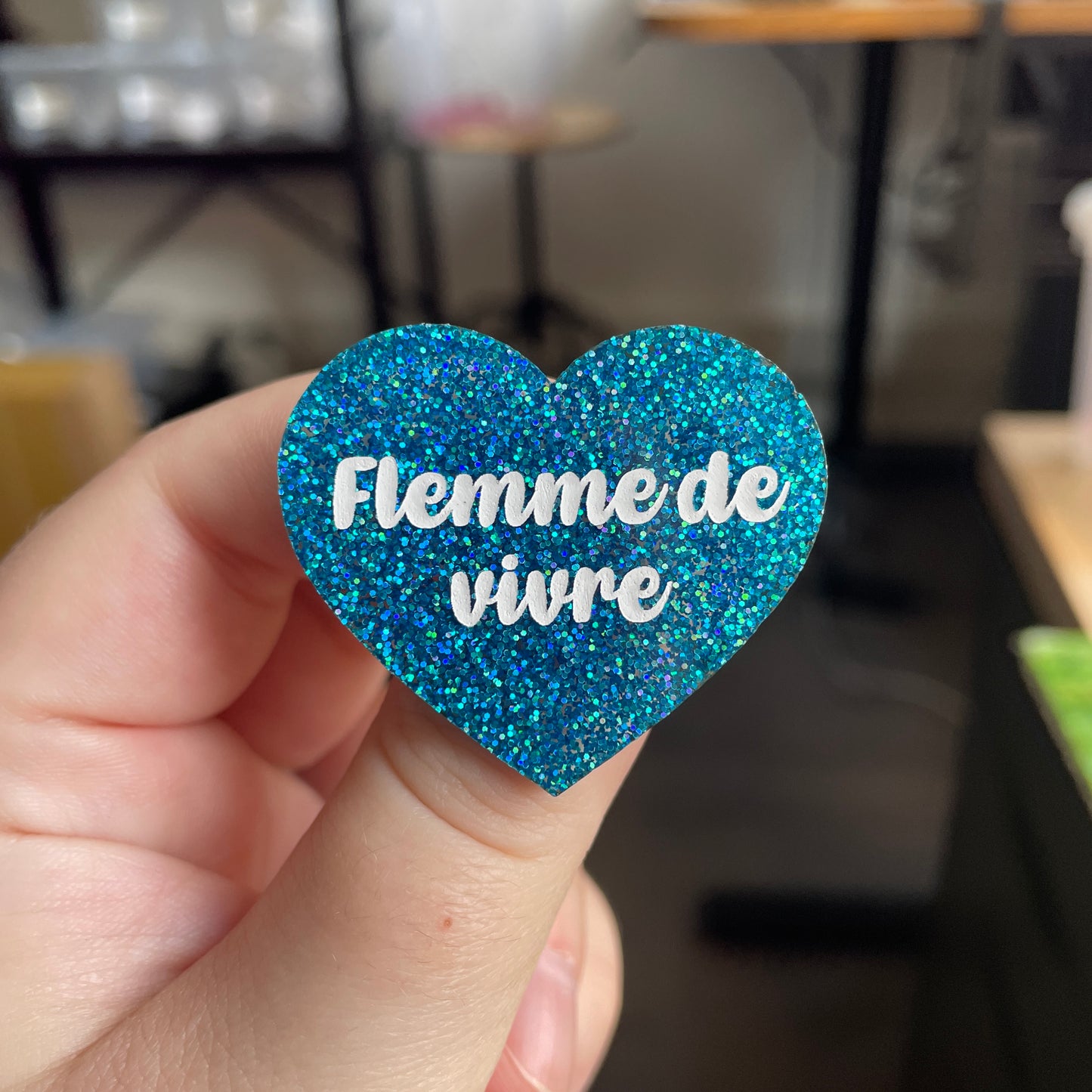 Broche "Flemme de vivre" en acrylique à paillettes bleues