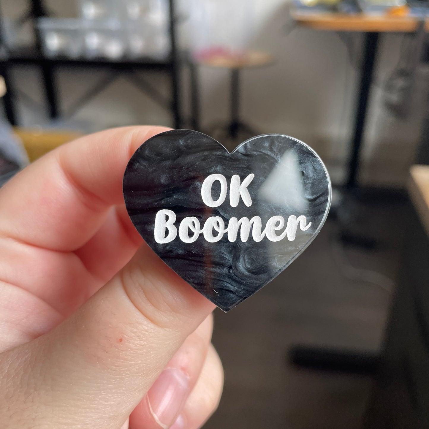 Broche "OK boomer" en acrylique marbrée noire