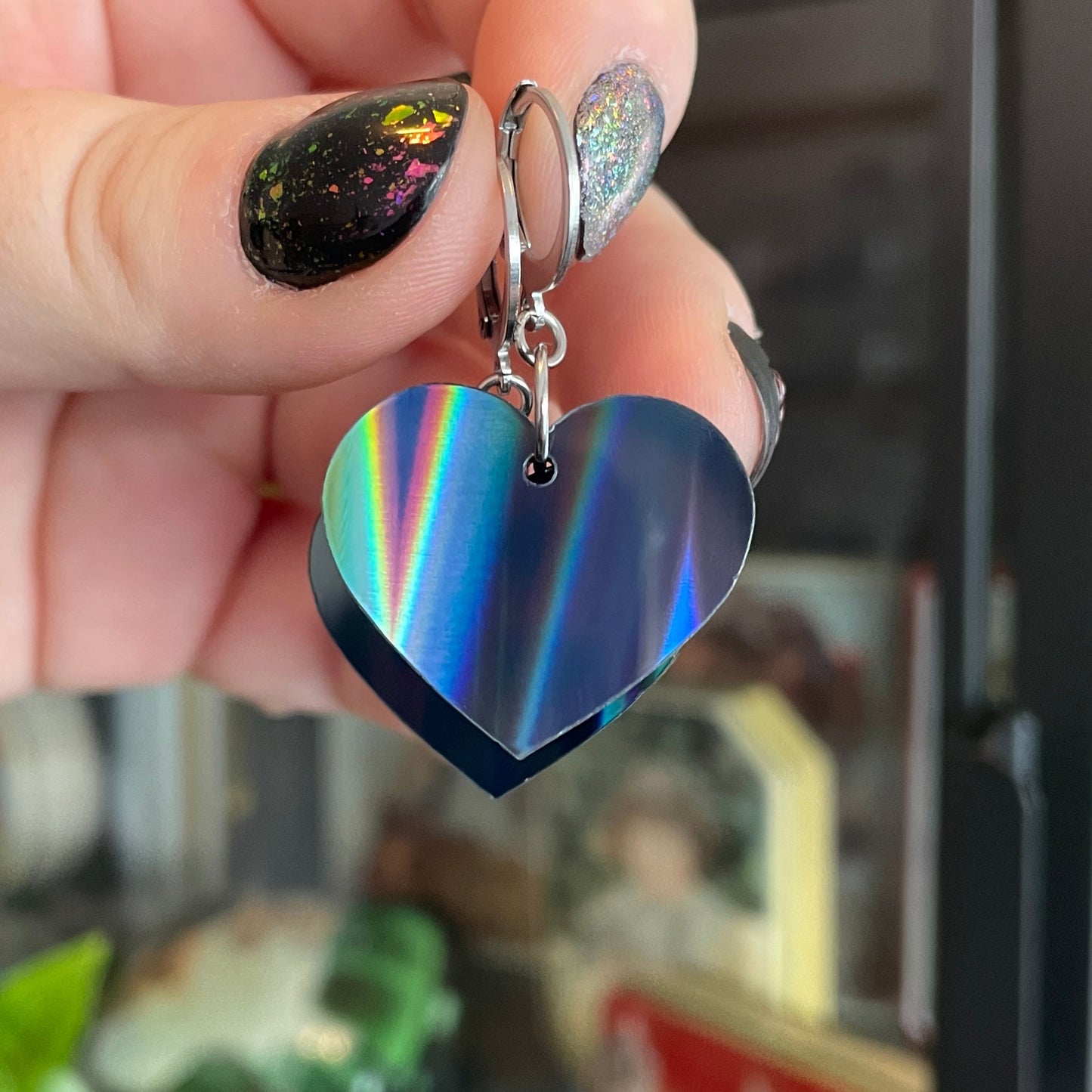 Petites boucles d'oreilles coeurs pendantes en acrylique iridescente noire