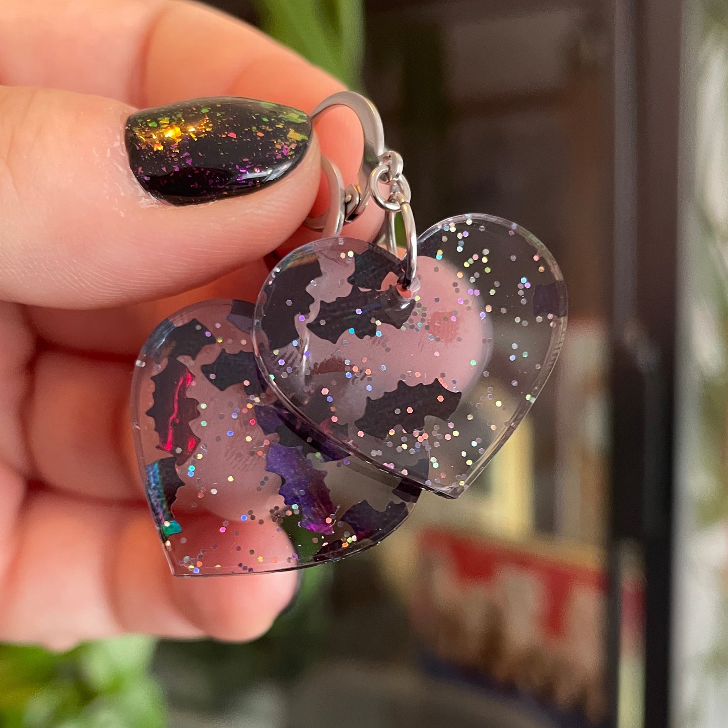 Petites boucles d'oreilles coeurs pendantes en acrylique transparente avec des chauve-souris et des paillettes