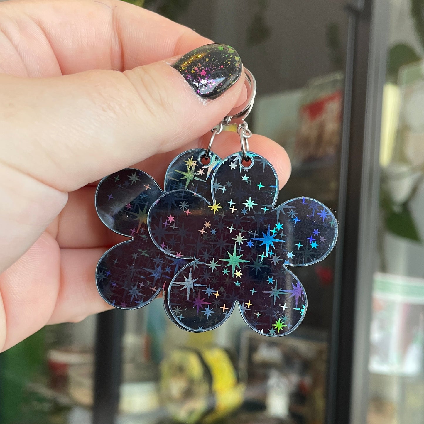 Grandes boucles d'oreilles fleurs pendantes en acrylique iridescente avec des étoiles holographiques