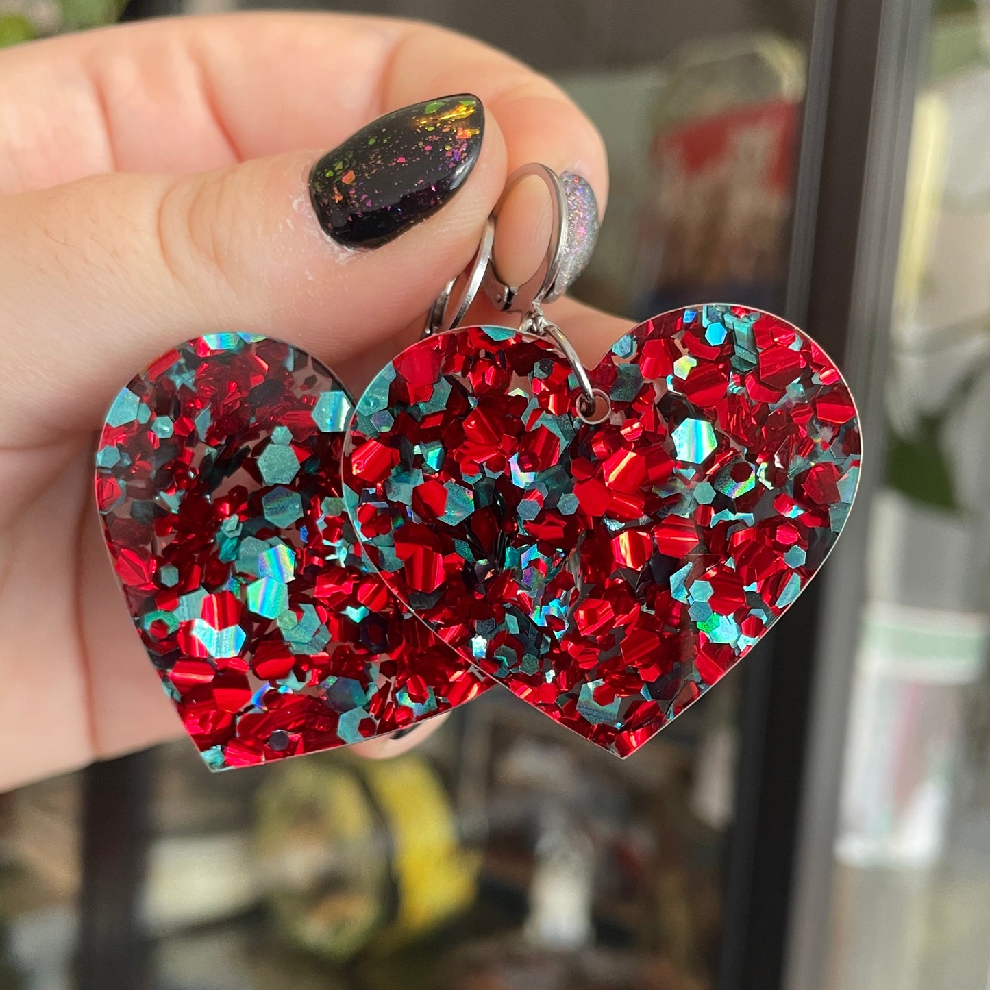 Grandes boucles d'oreilles coeurs pendantes en acrylique semi transparente avec des confettis rouges et turquoise