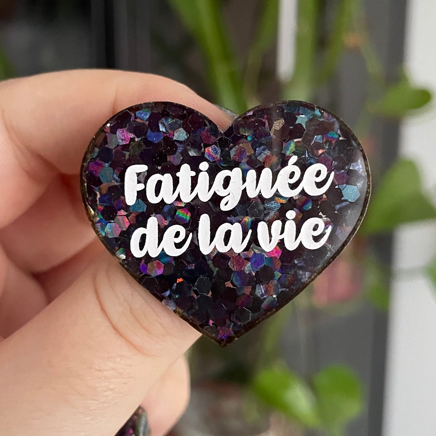 Broche "Fatiguée de la vie" en acrylique semi-transparente avec des confettis noirs holographiques