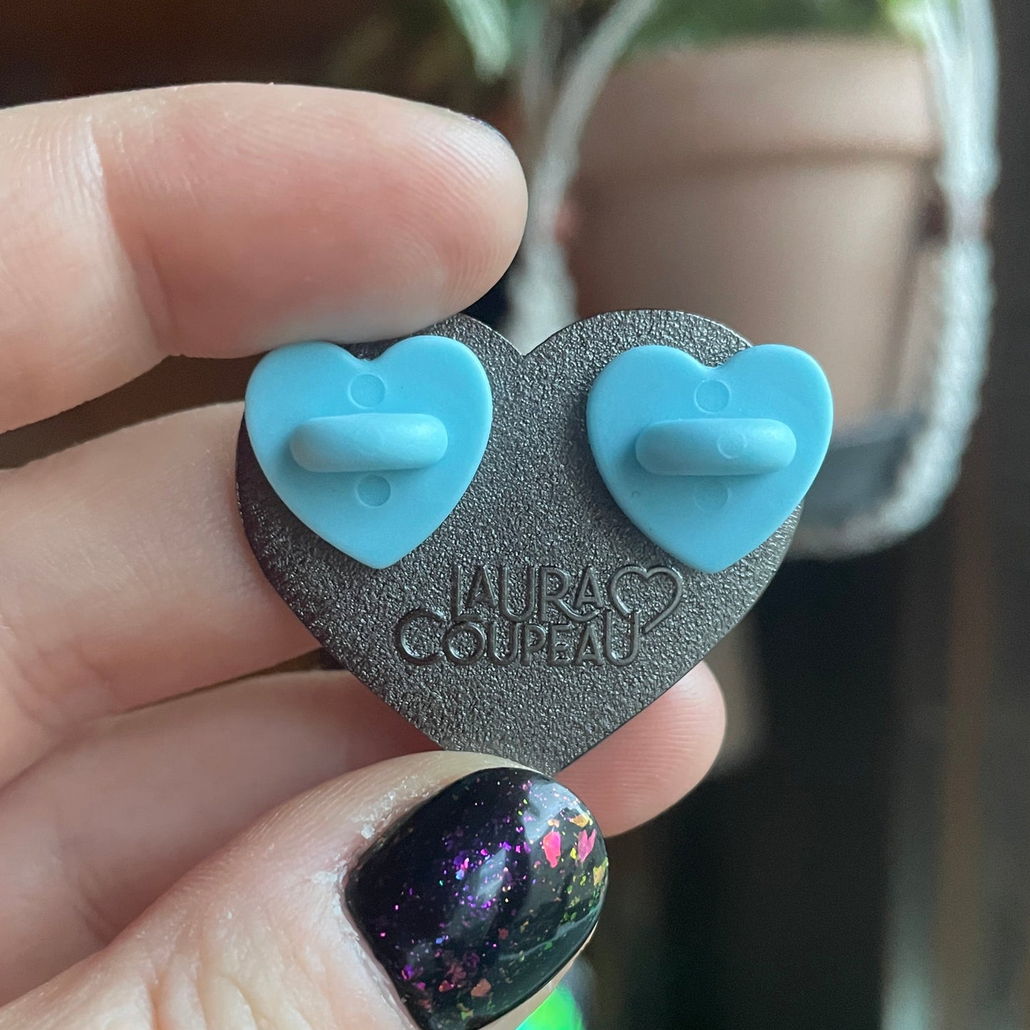 Pin en émail "En vrai je t'écoute pas" bleu pastel à paillettes