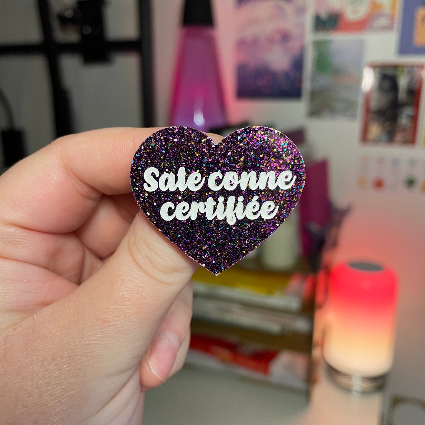 Broche "Sale conne certifiée" en acrylique à paillettes violettes galactiques