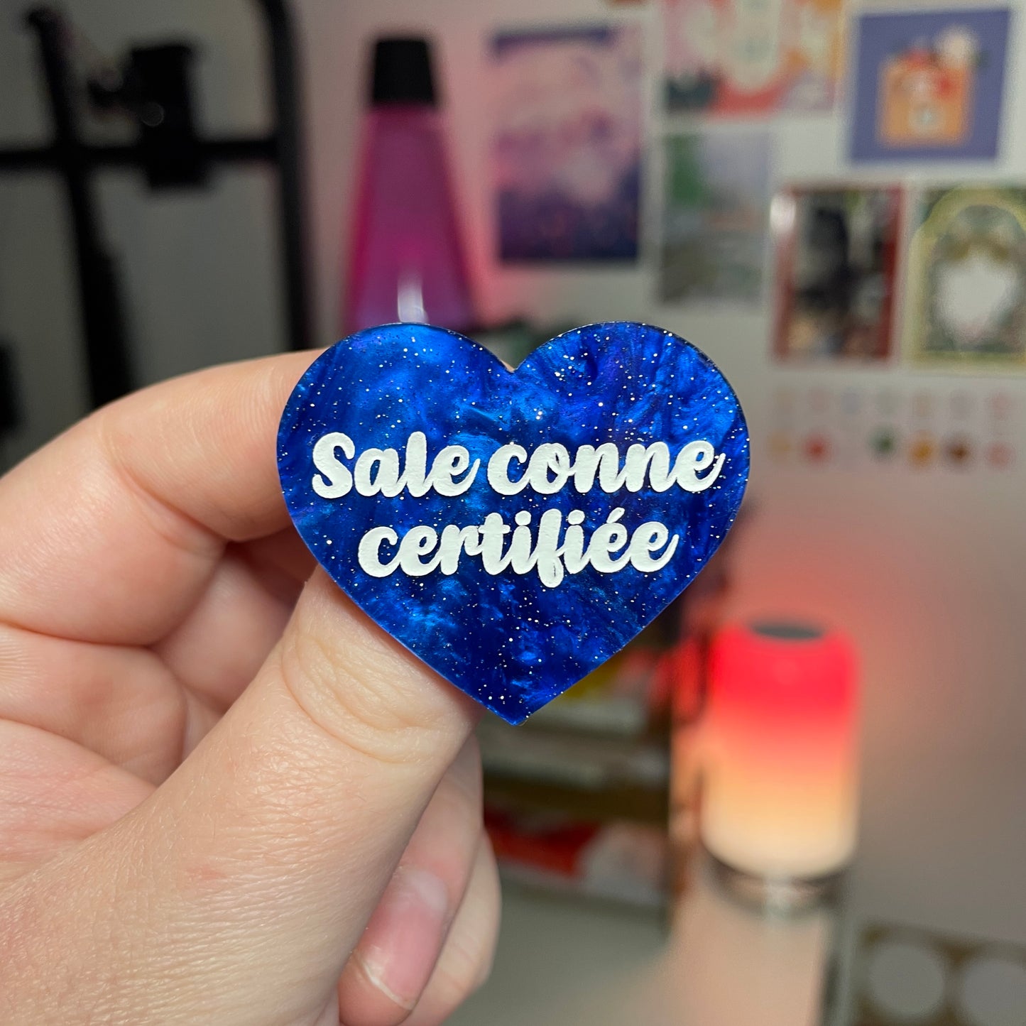 Broche "Sale conne certifiée" en acrylique marbrée bleue à paillettes