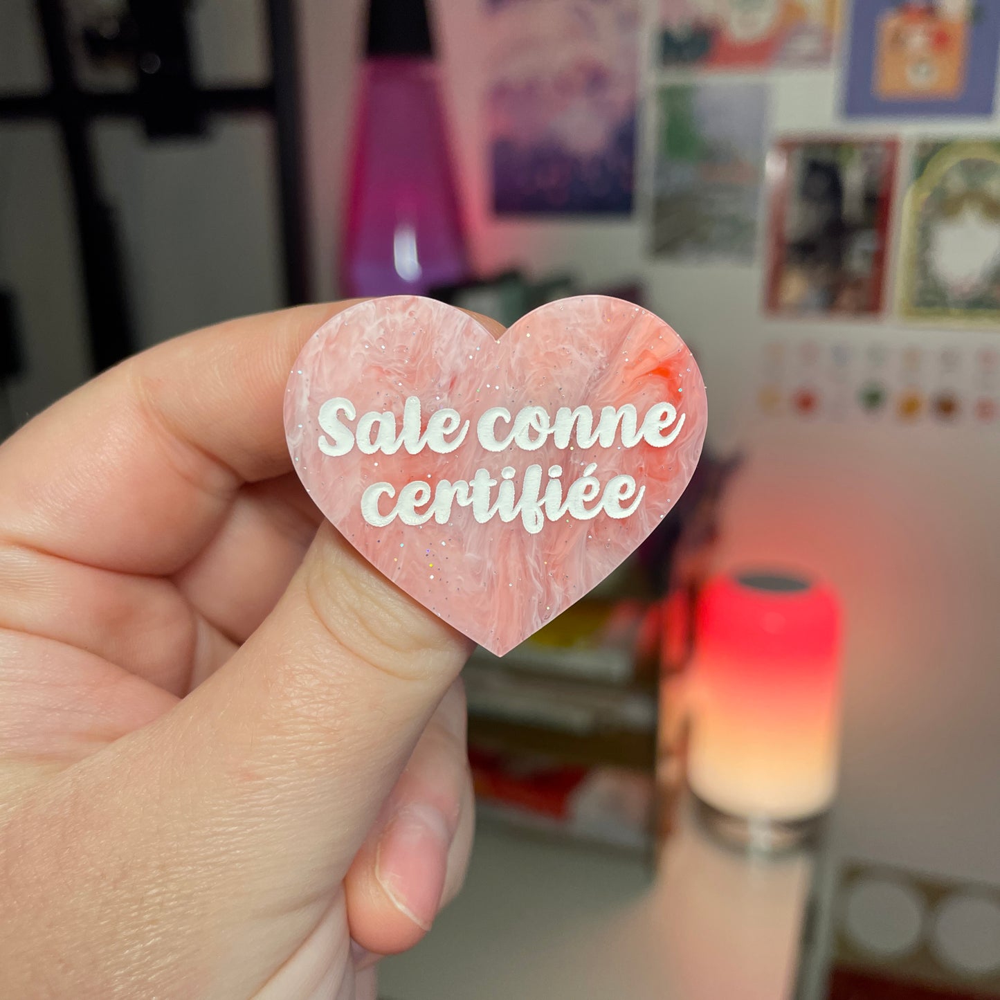 Broche "Sale conne certifiée" en acrylique marbrée rouge et rose à paillettes
