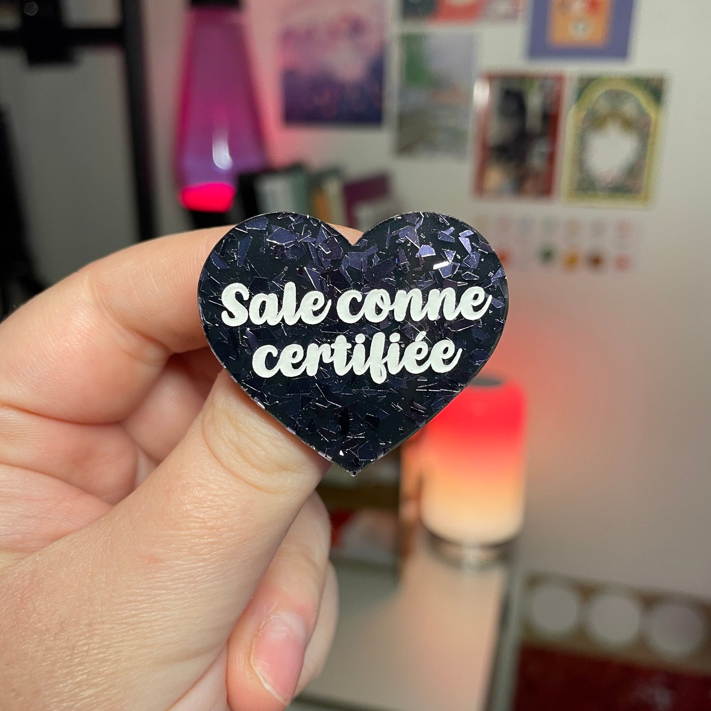Broche "Sale conne certifiée" en acrylique noire avec des éclats de confettis gris foncés
