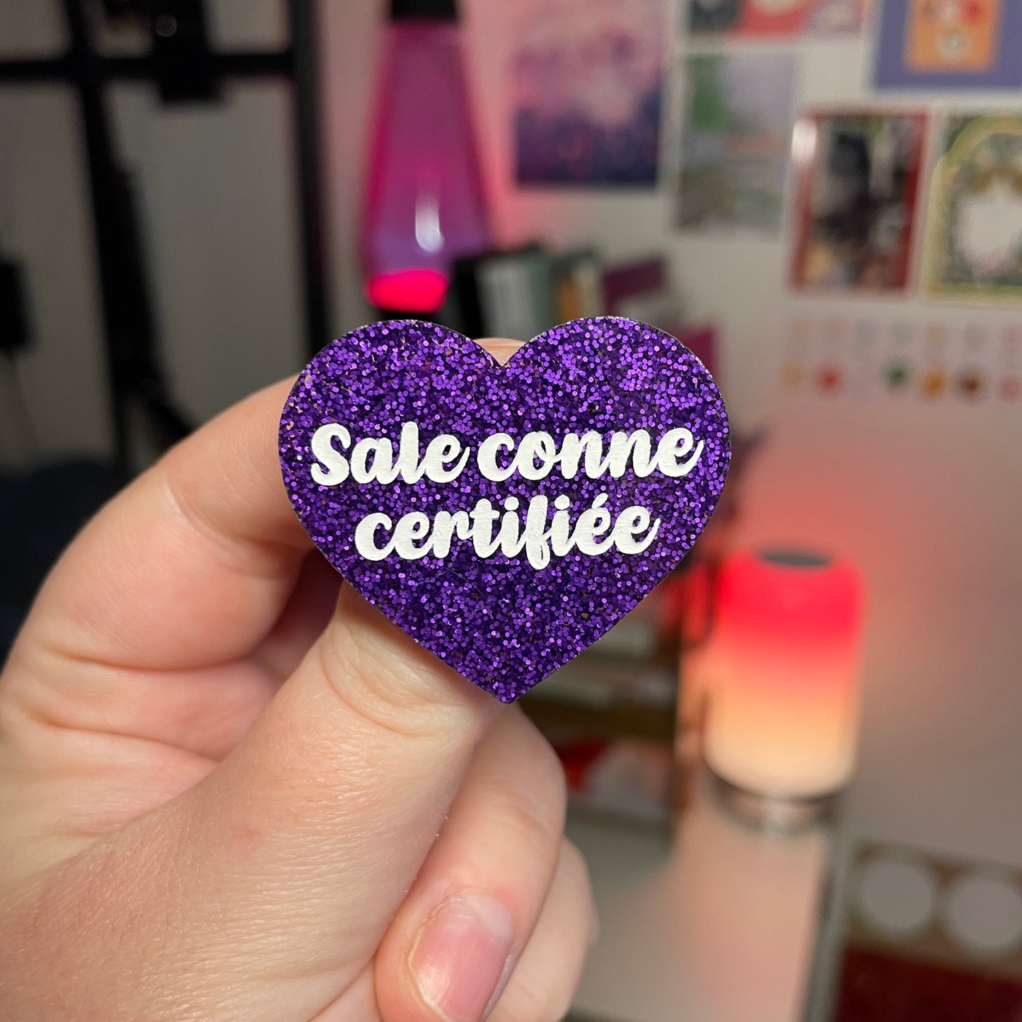 Broche "Sale conne certifiée" en acrylique à paillettes violettes