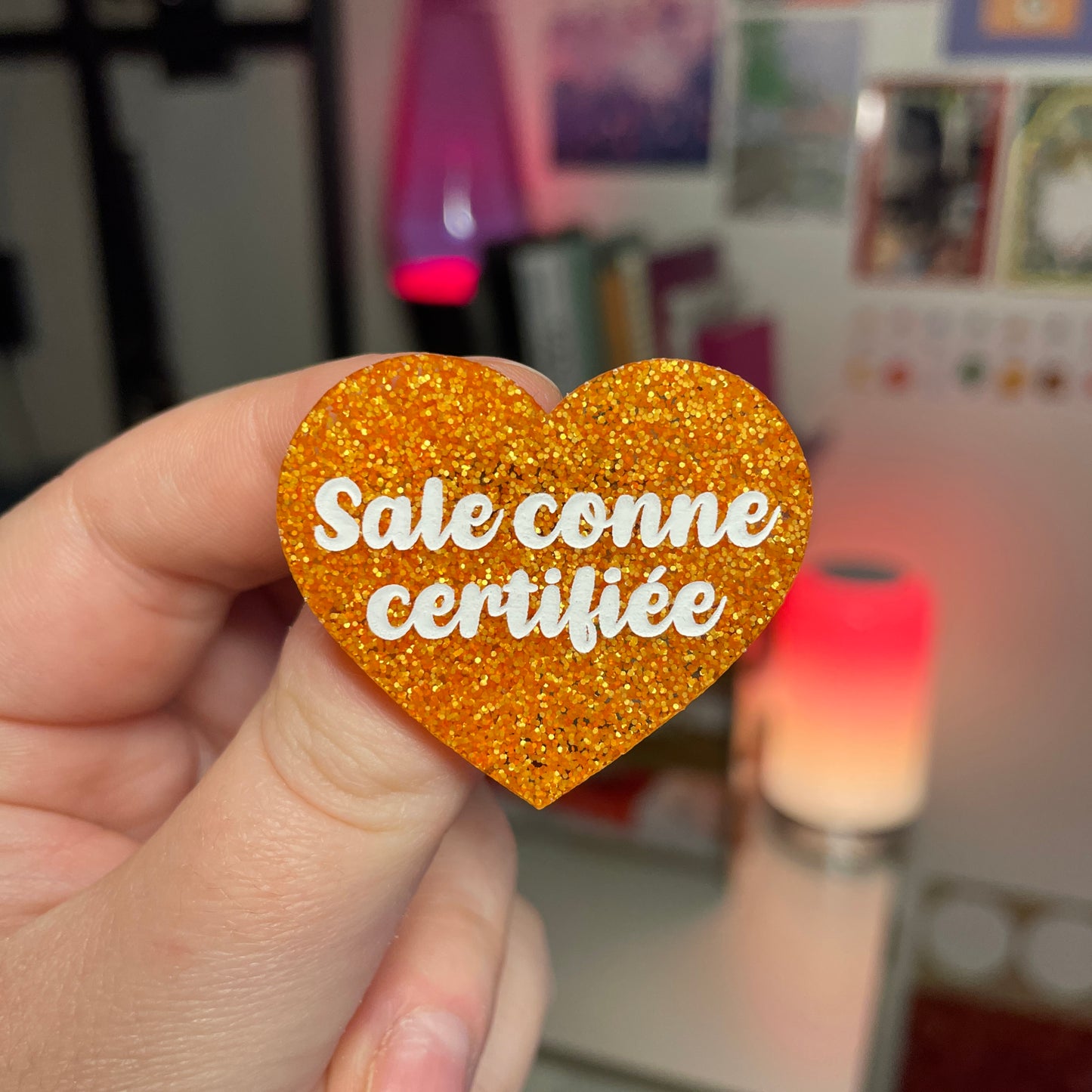 Broche "Sale conne certifiée" en acrylique à paillettes oranges
