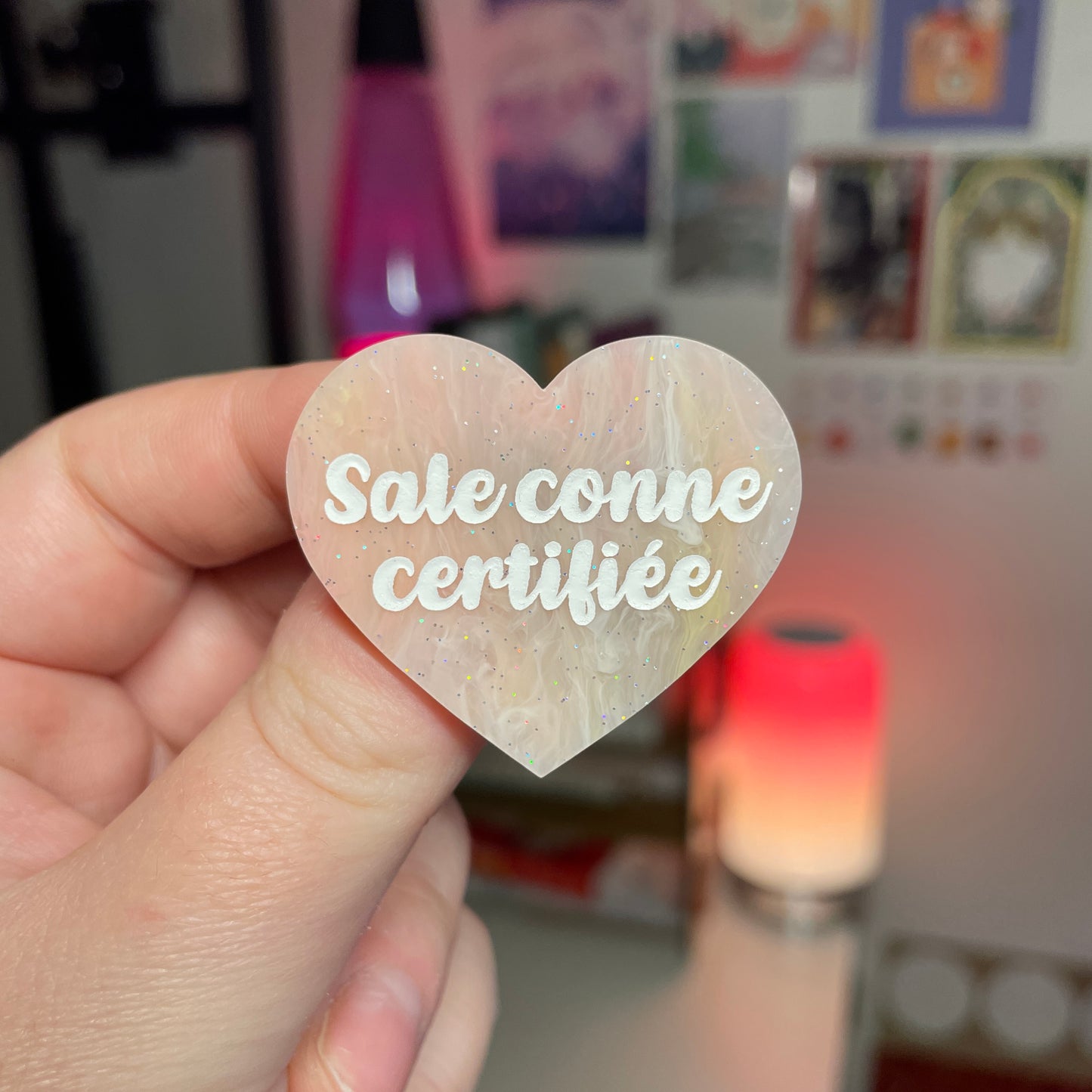Broche "Sale conne certifiée" en acrylique marbrée corail, jaune et blanche à paillettes