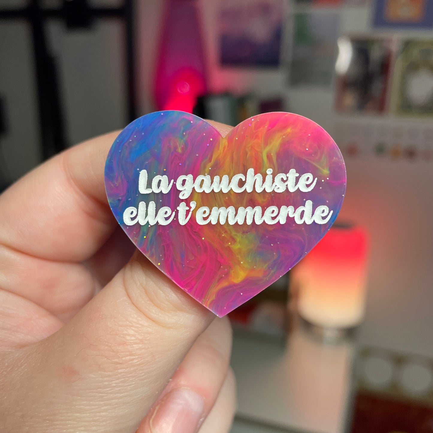 Broche "La gauchiste elle t'emmerde" en acrylique marbrée multicolore